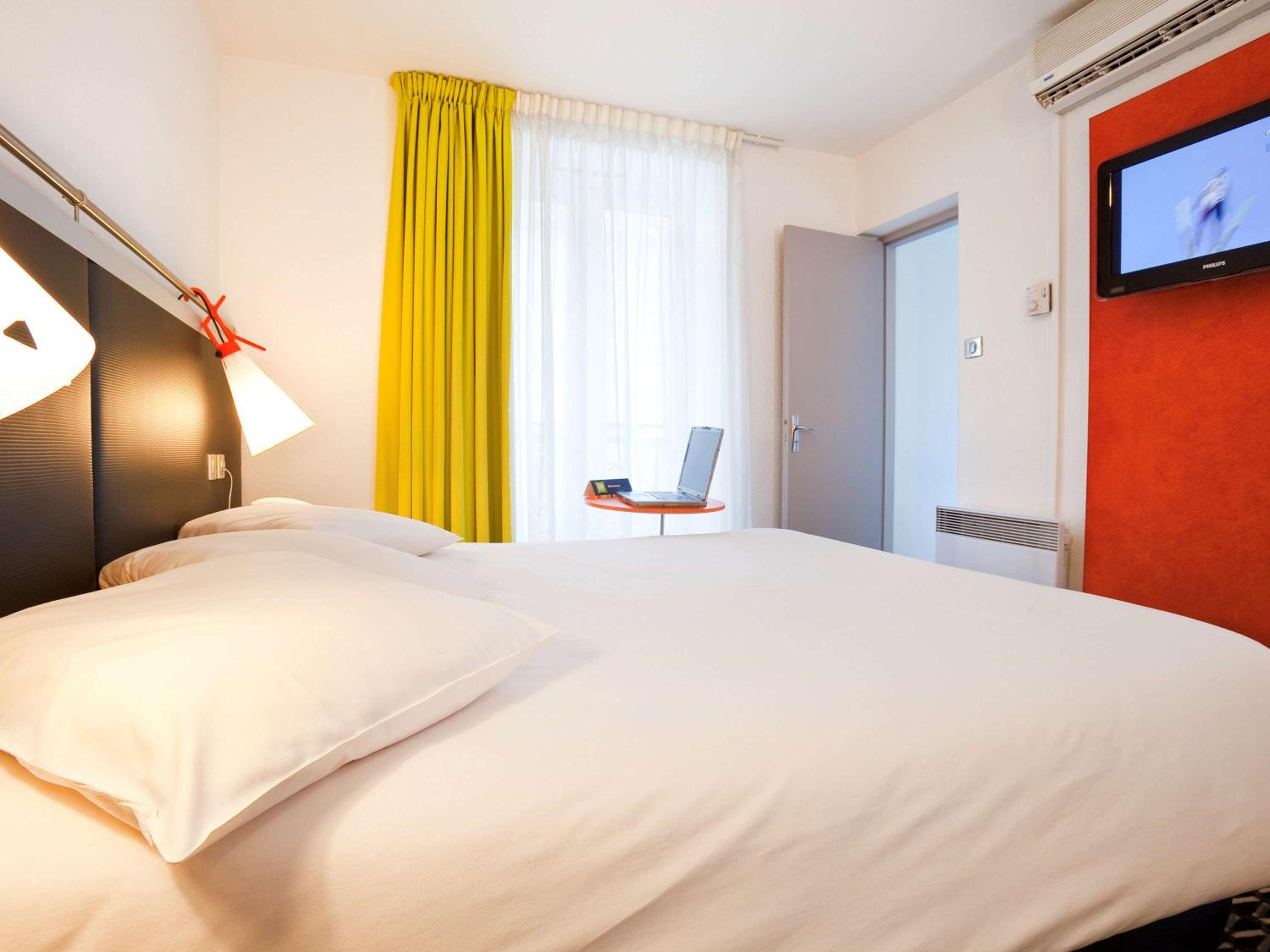 Standard Room with One Double Bed and One Single Bed photo 1