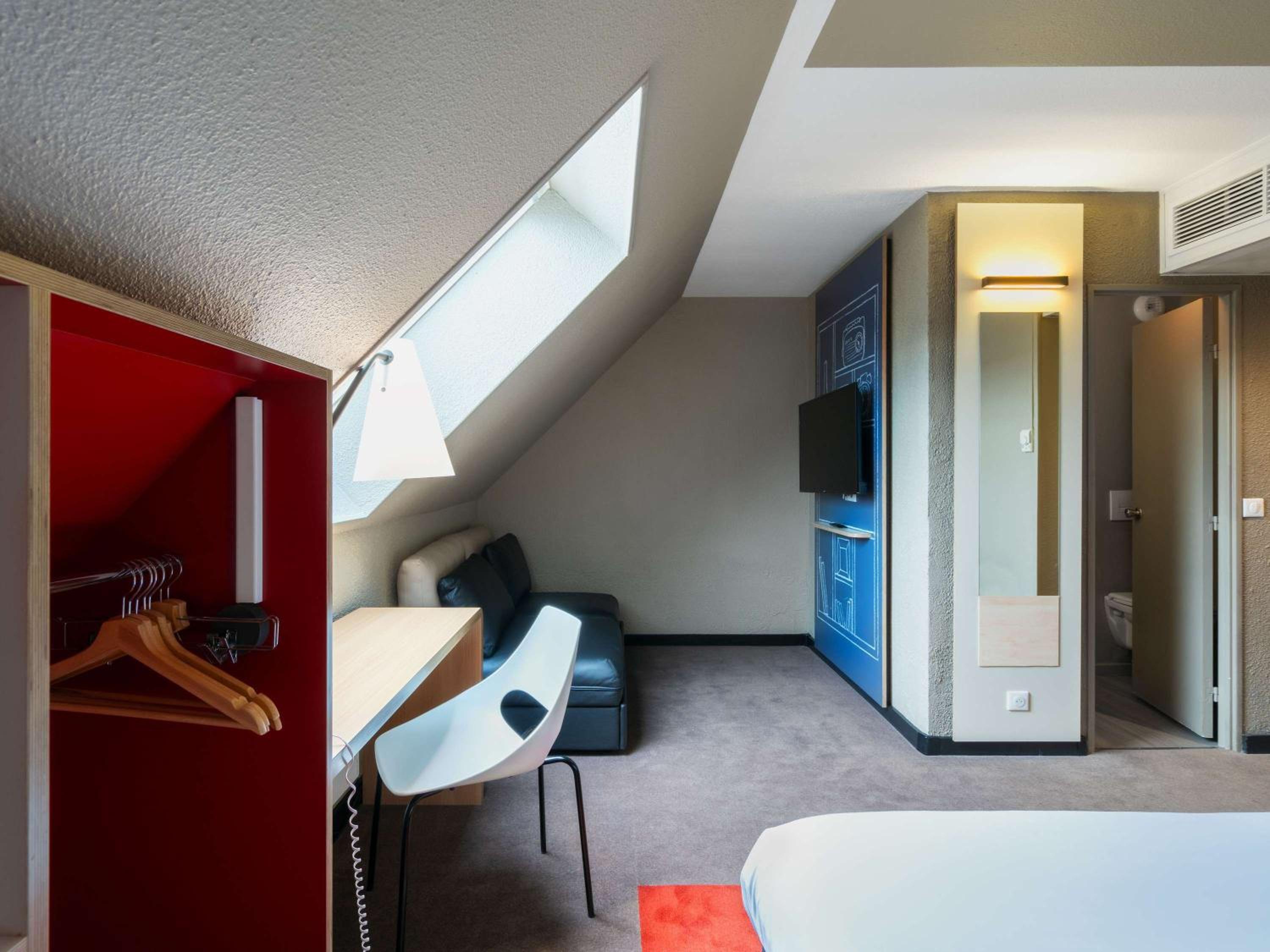 Family Room with Double Bed and Sofa  - Photo 8