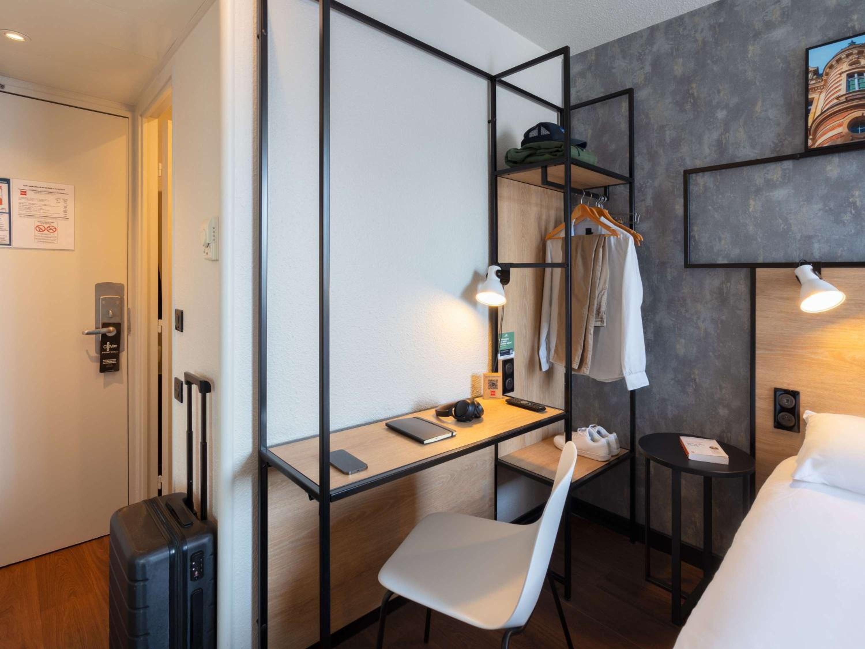 Standard Twin Room - Photo 8