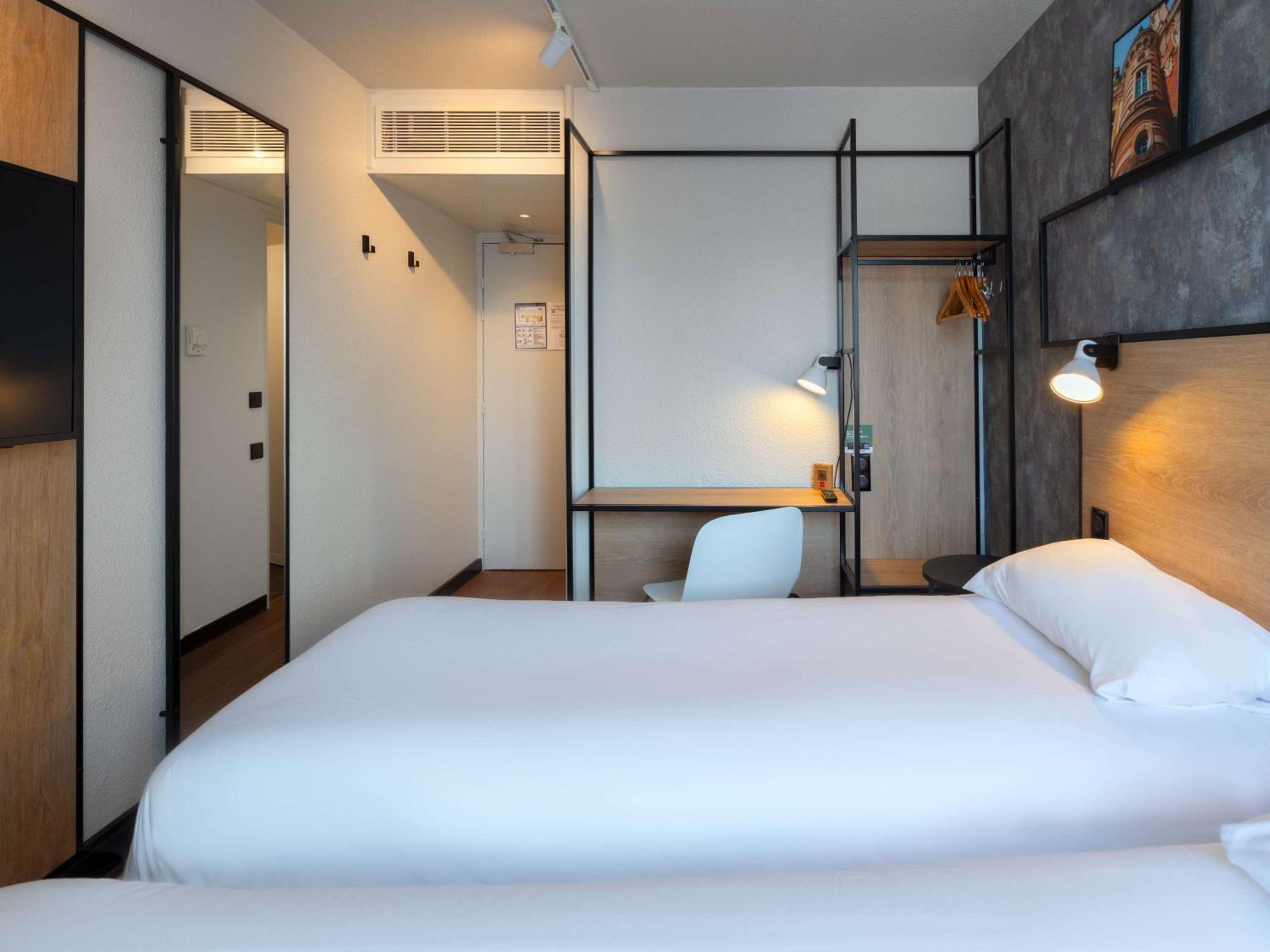Standard Twin Room - Photo 7