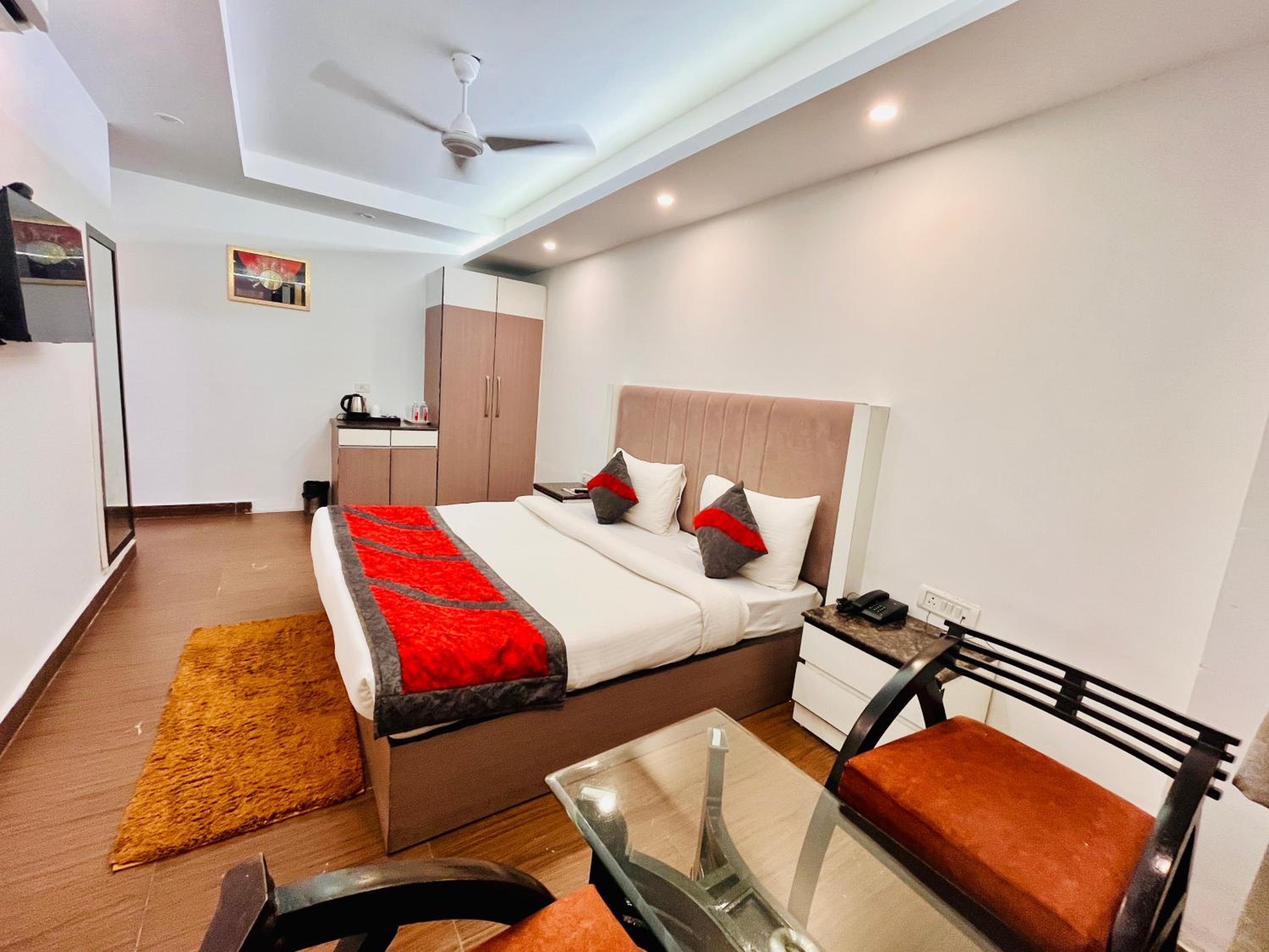 Deluxe King Room photo 1