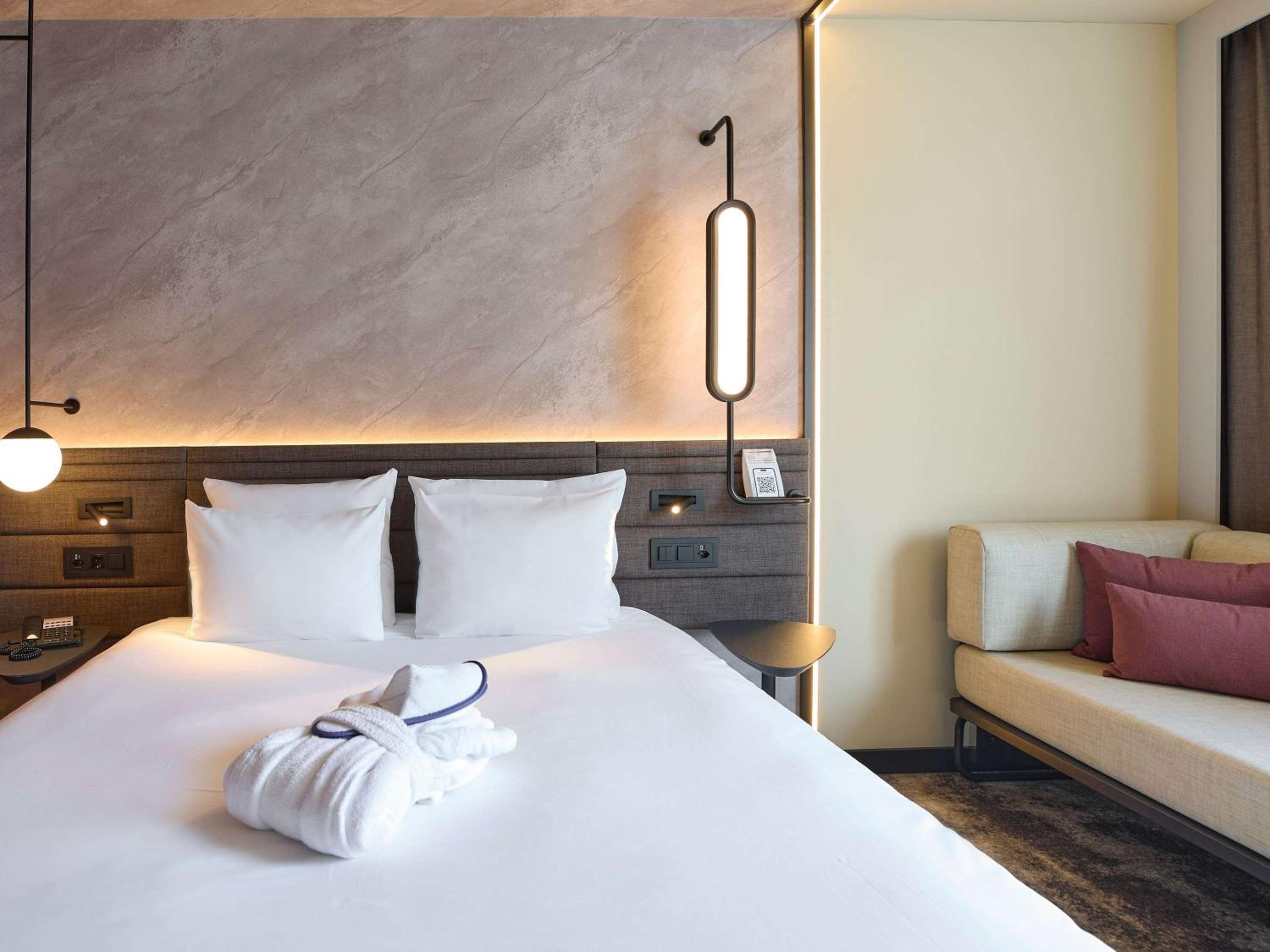 Executive Double Room with Sofa Bed - Photo 8