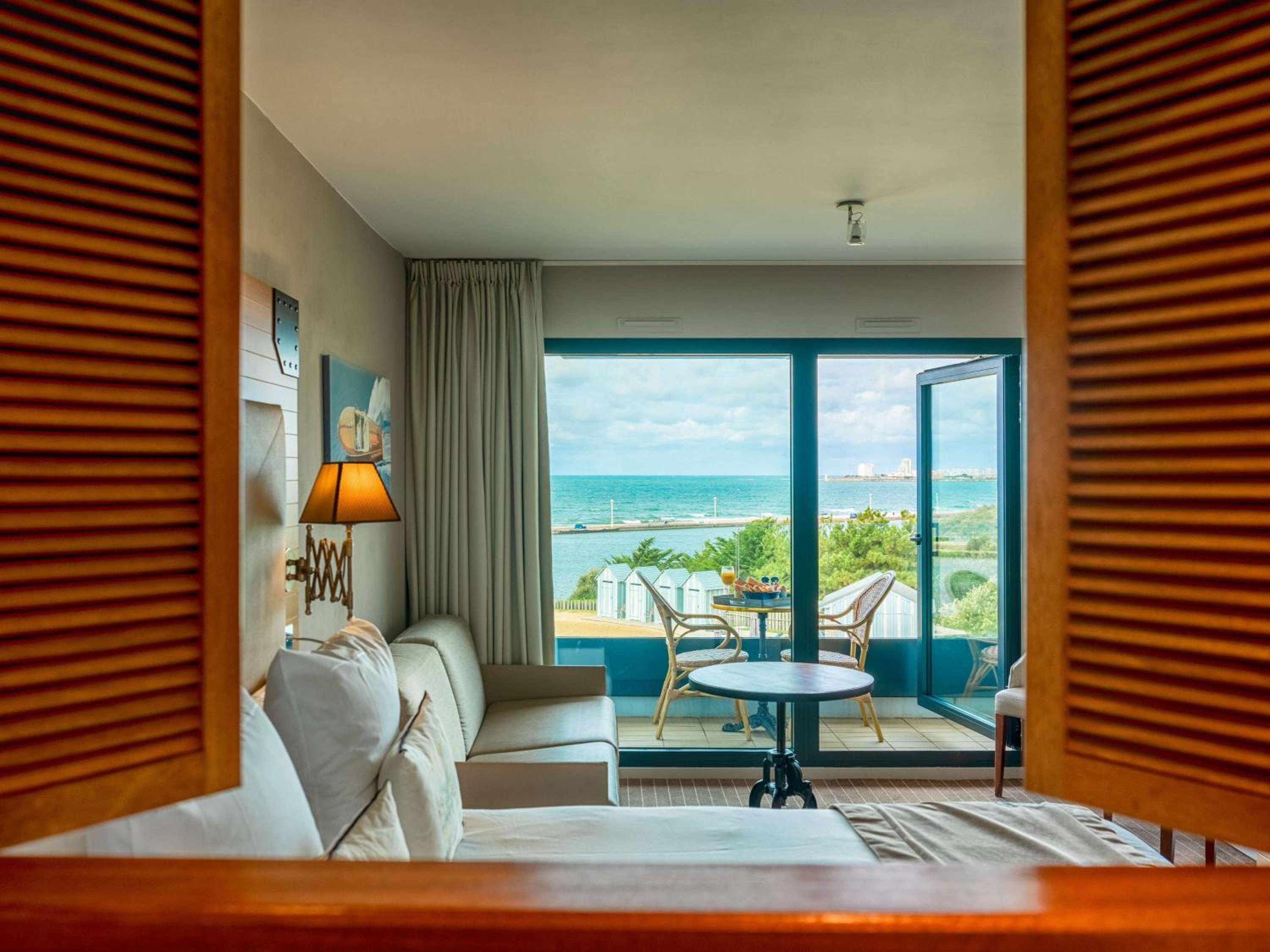 Classic Queen Room with Sofa Bed - Sea View photo 3