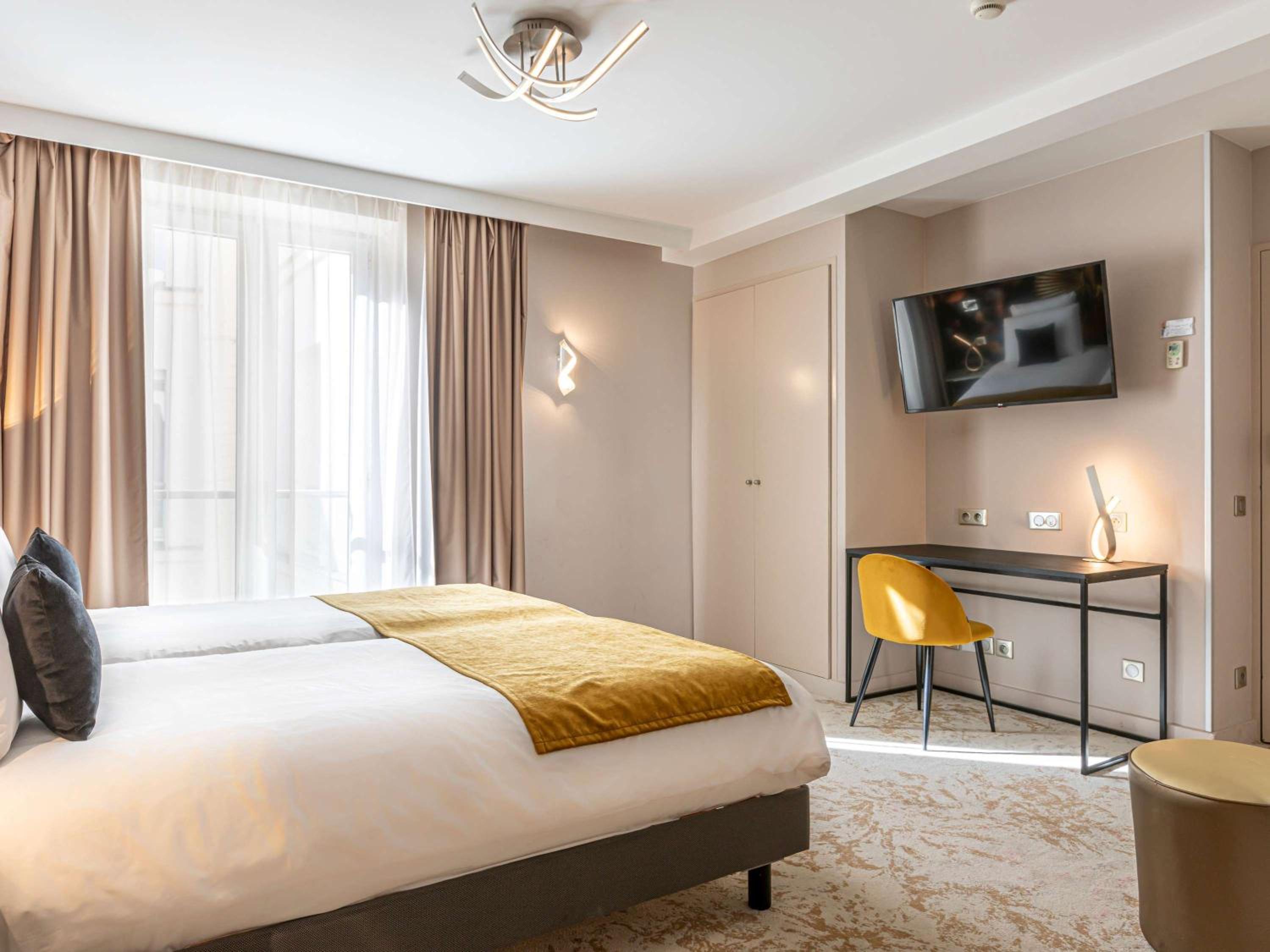 Classic Room with Three Single Beds thumbnail 5