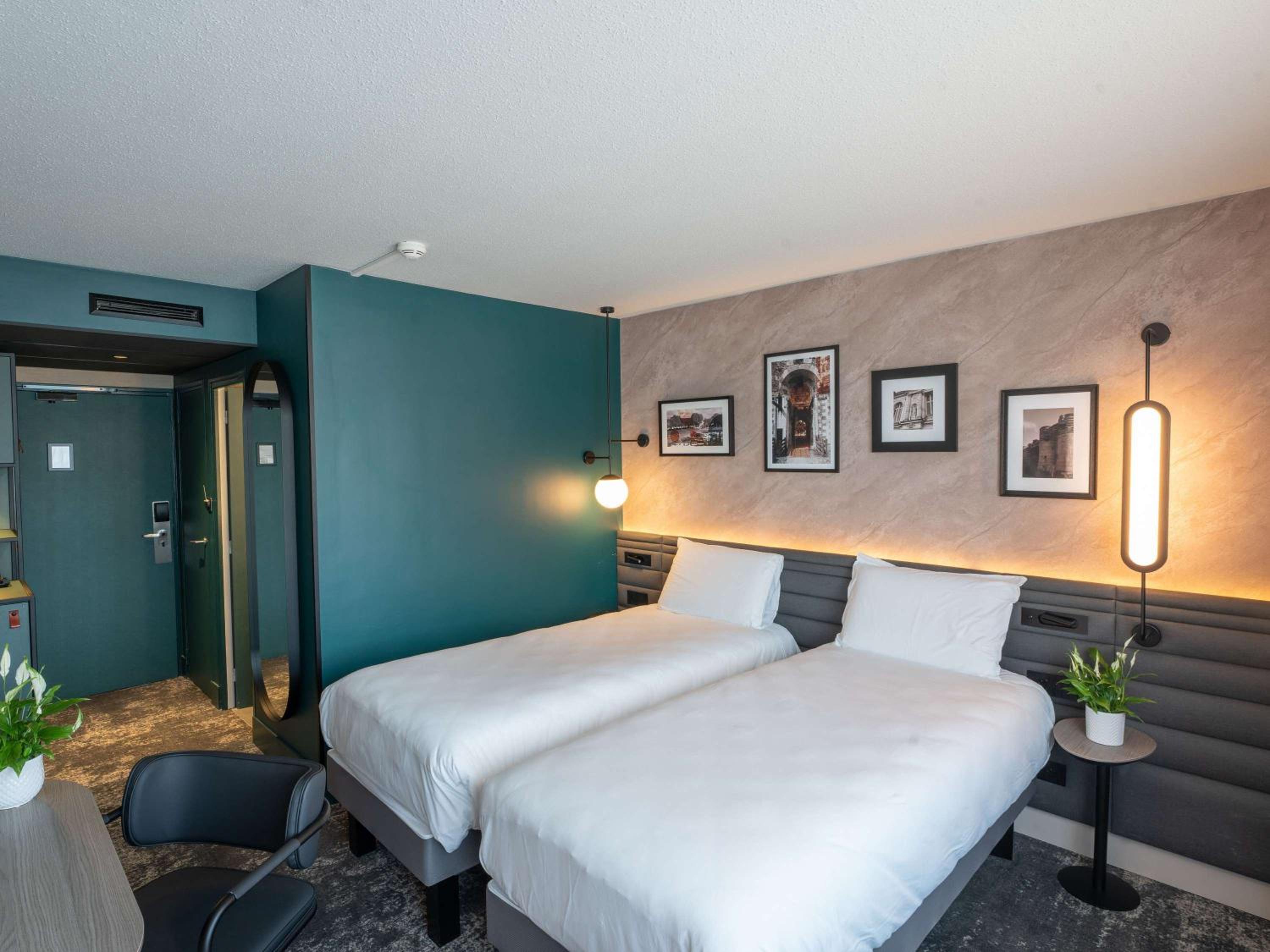 Executive Room with Two Twin Beds - Photo 10