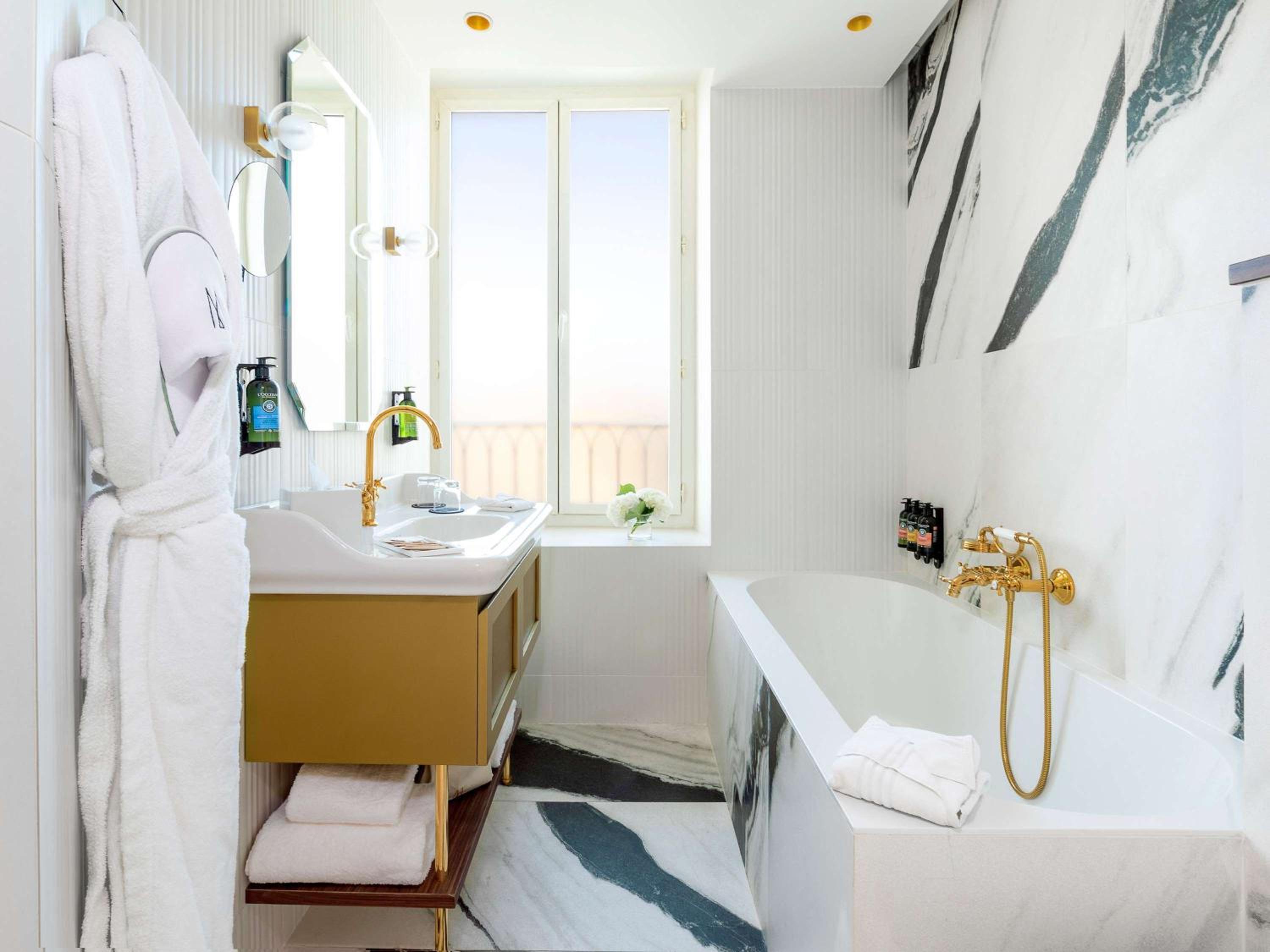 Deluxe Double Room with Old Port View - Photo 8