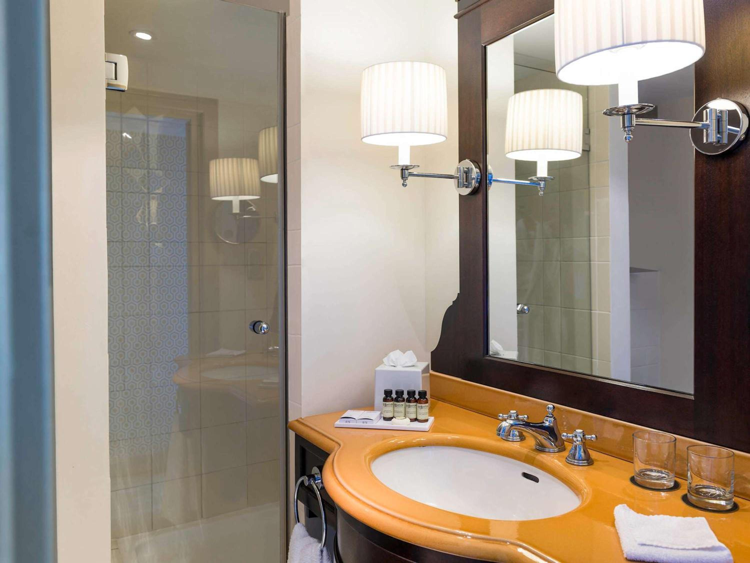 Deluxe Double Room with Old Port View - Photo 7