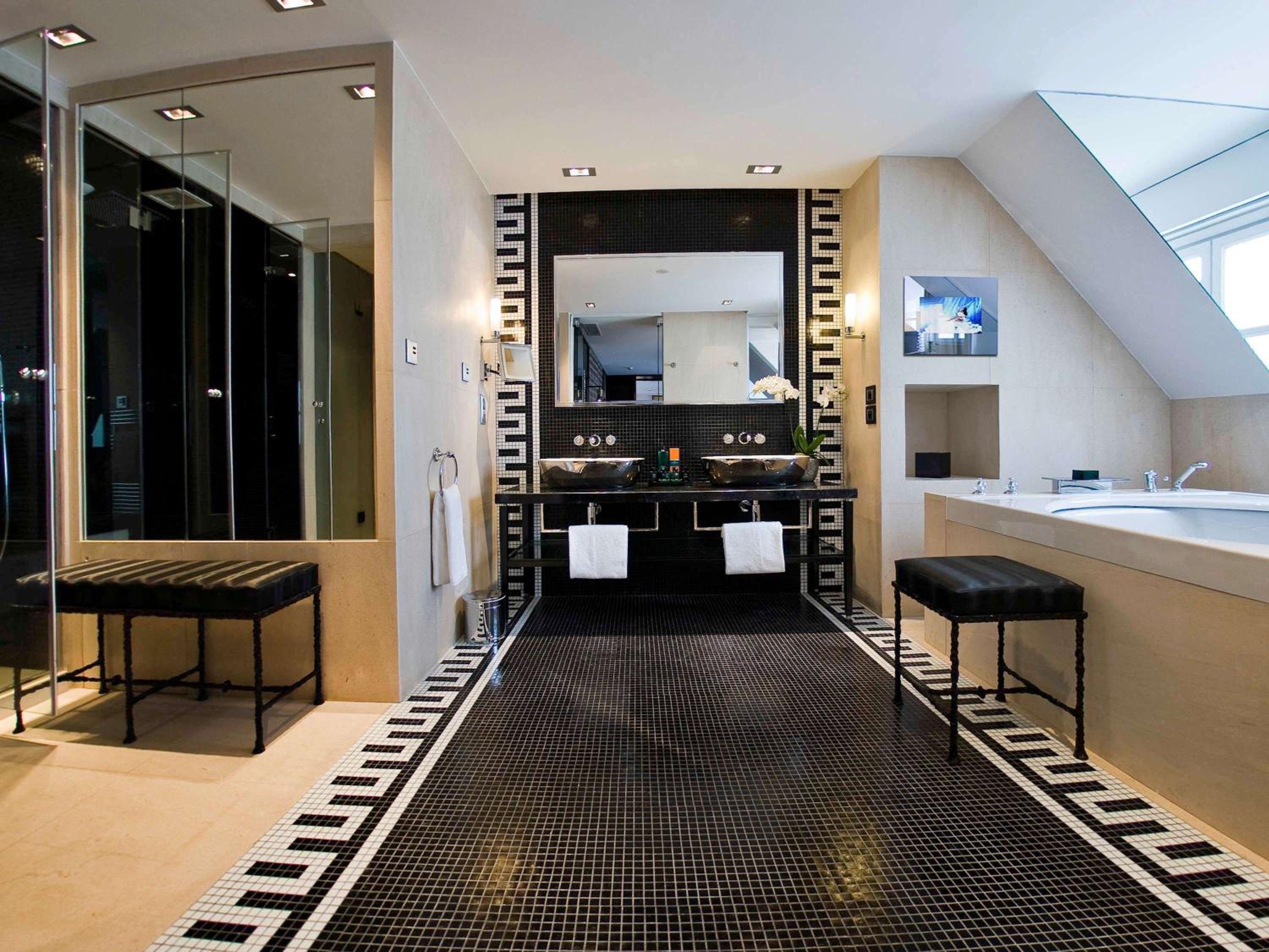 Couture Apartment with King Bed and View thumbnail 6