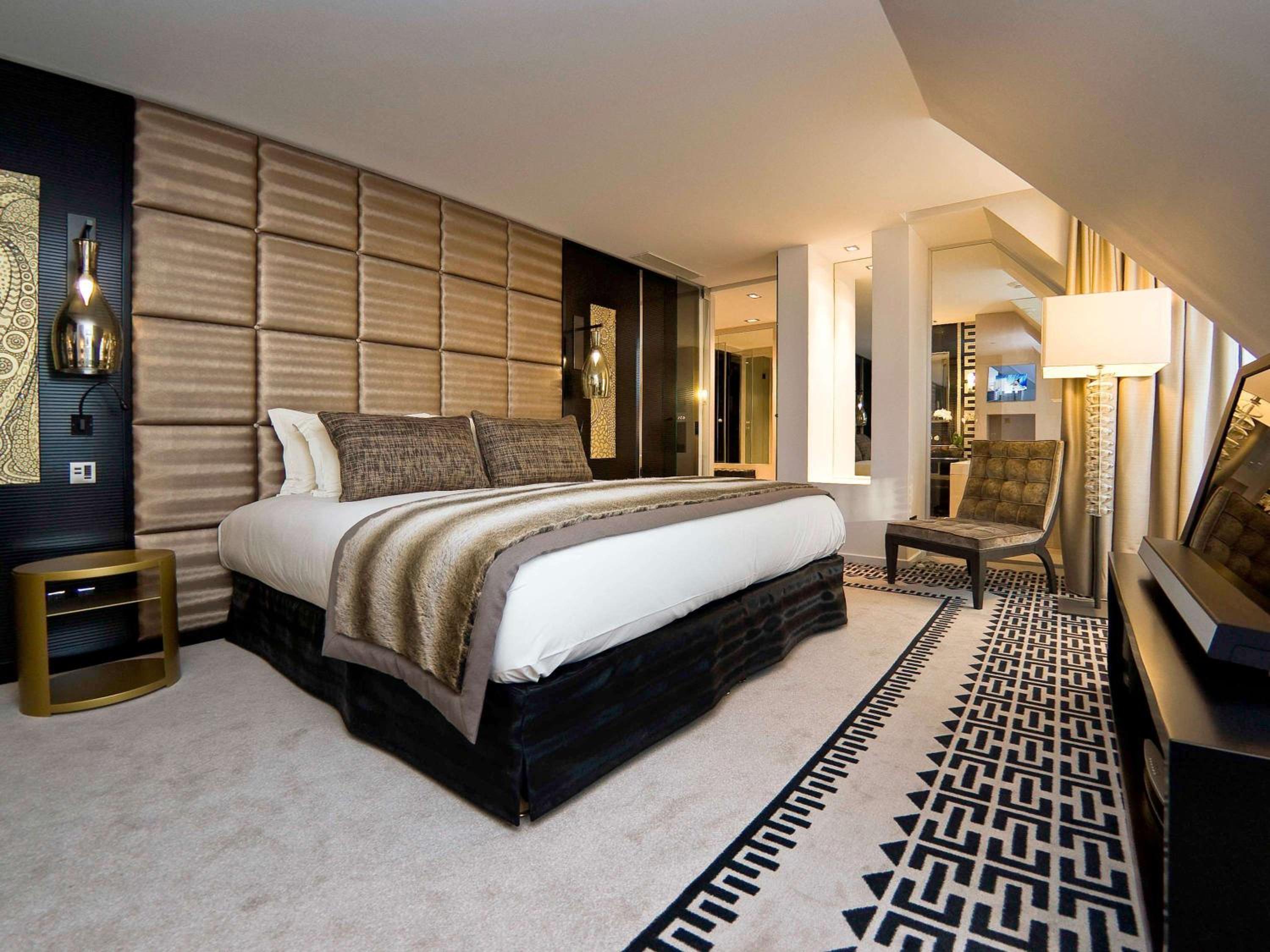 Couture Apartment with King Bed and View