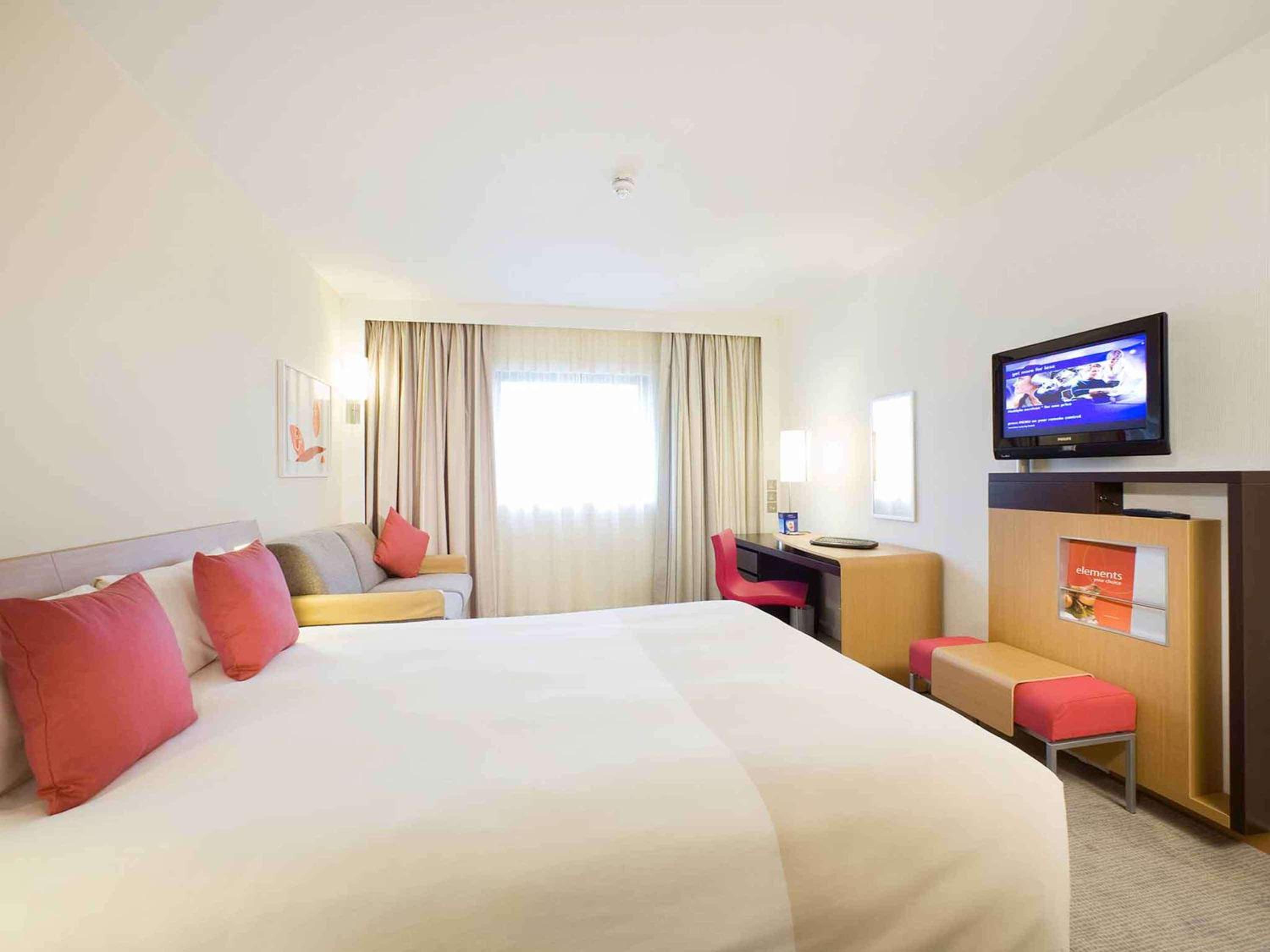 Standard Queen Room with Convertible Sofa - Photo 1
