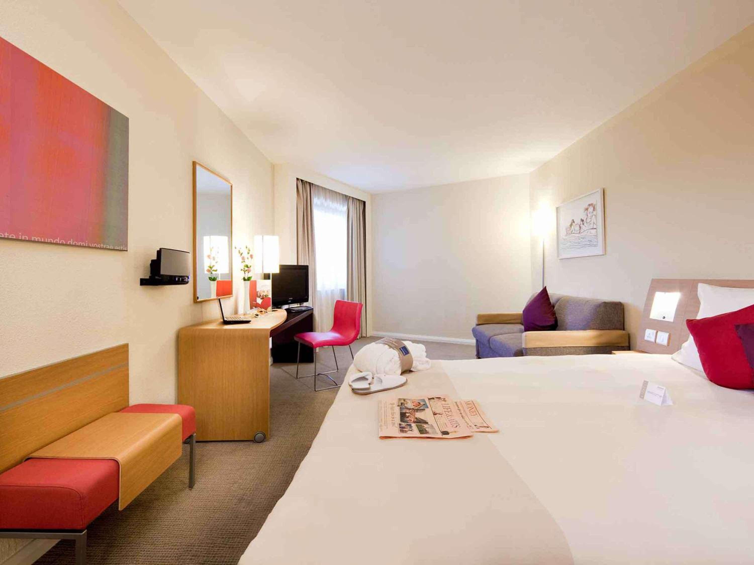 Executive Queen Room With Sofa Bed - Photo 1