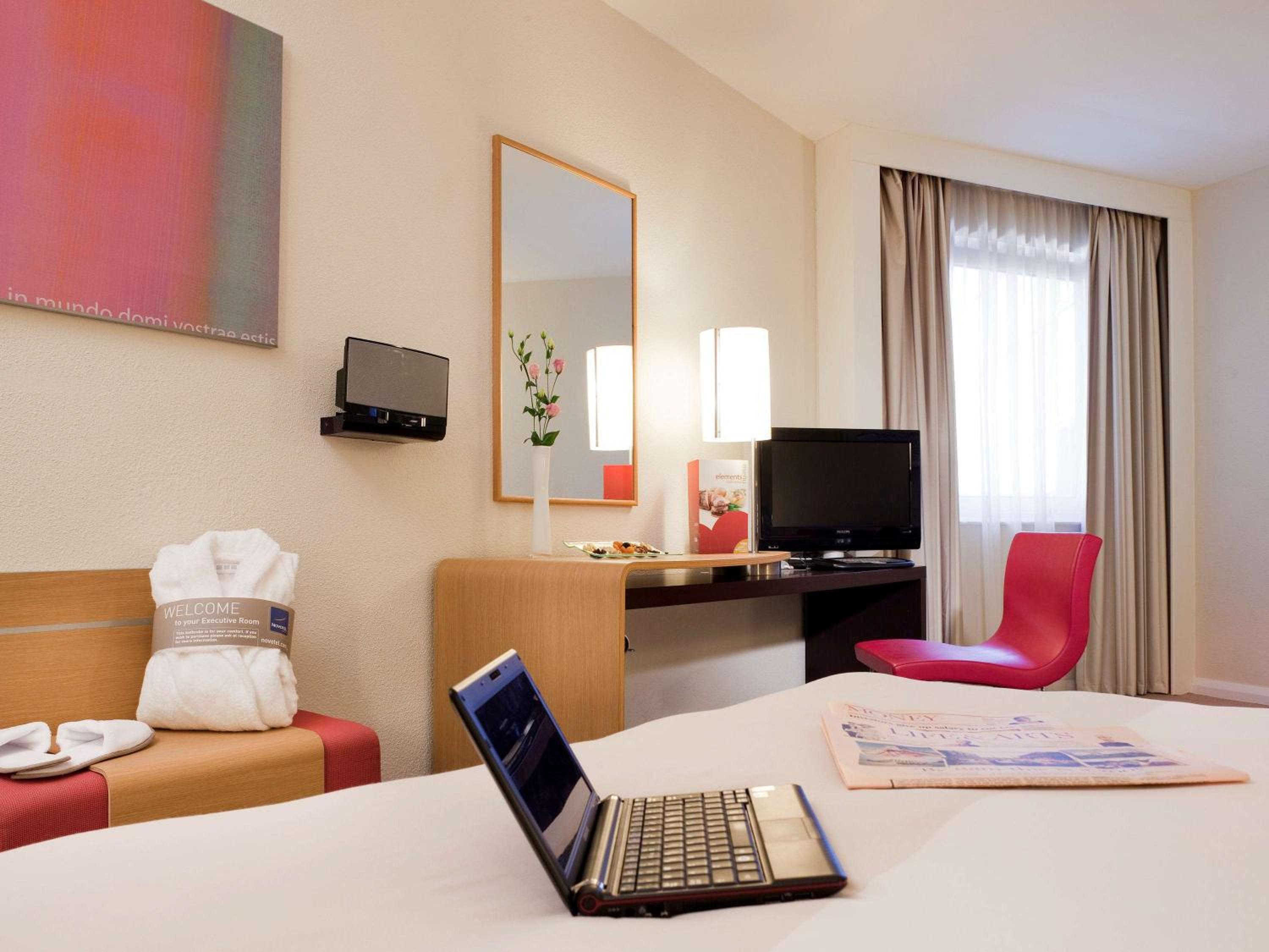 Executive Queen Room With Sofa Bed - Photo 5