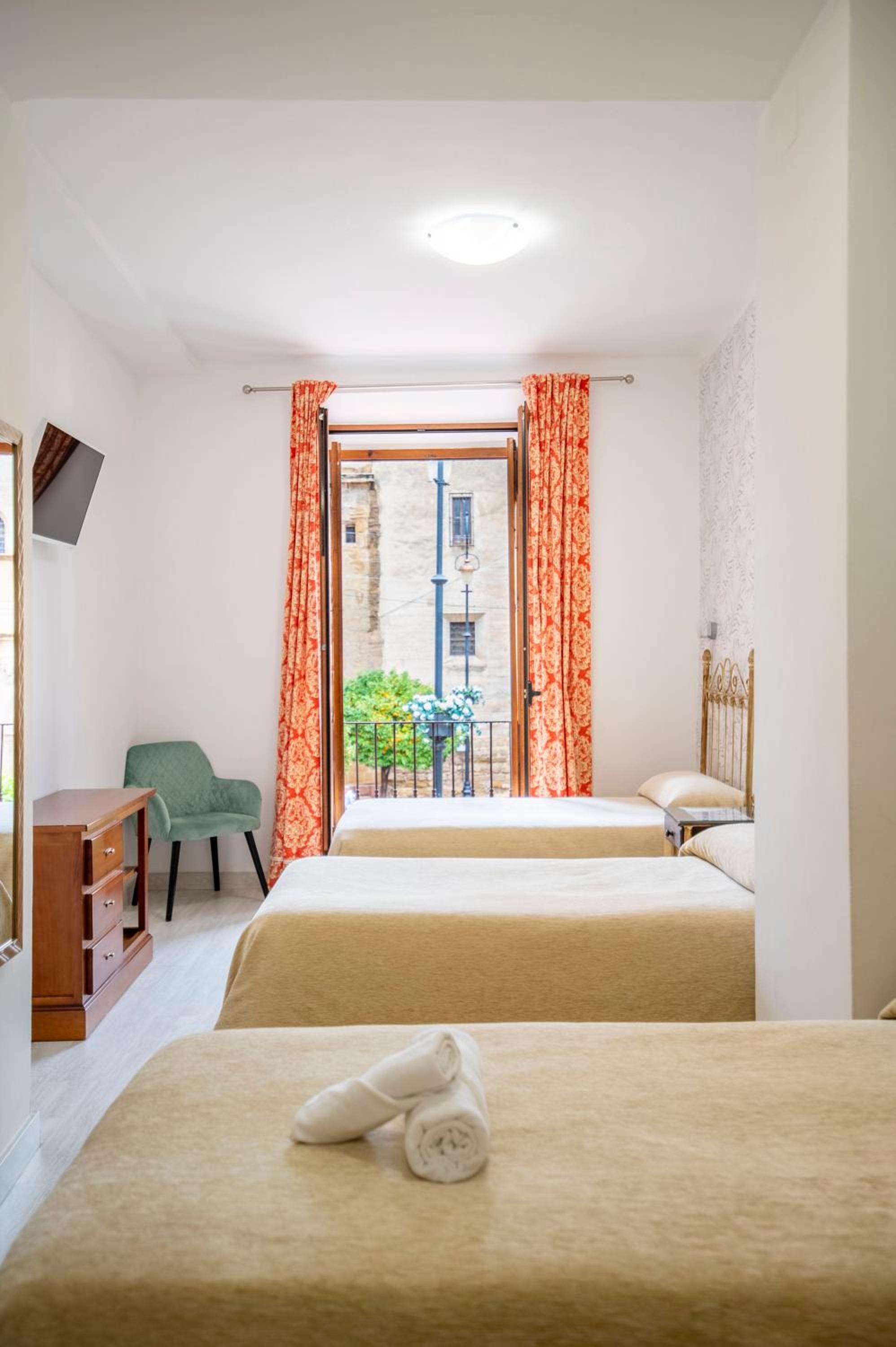 Standard Triple Room - Photo 2