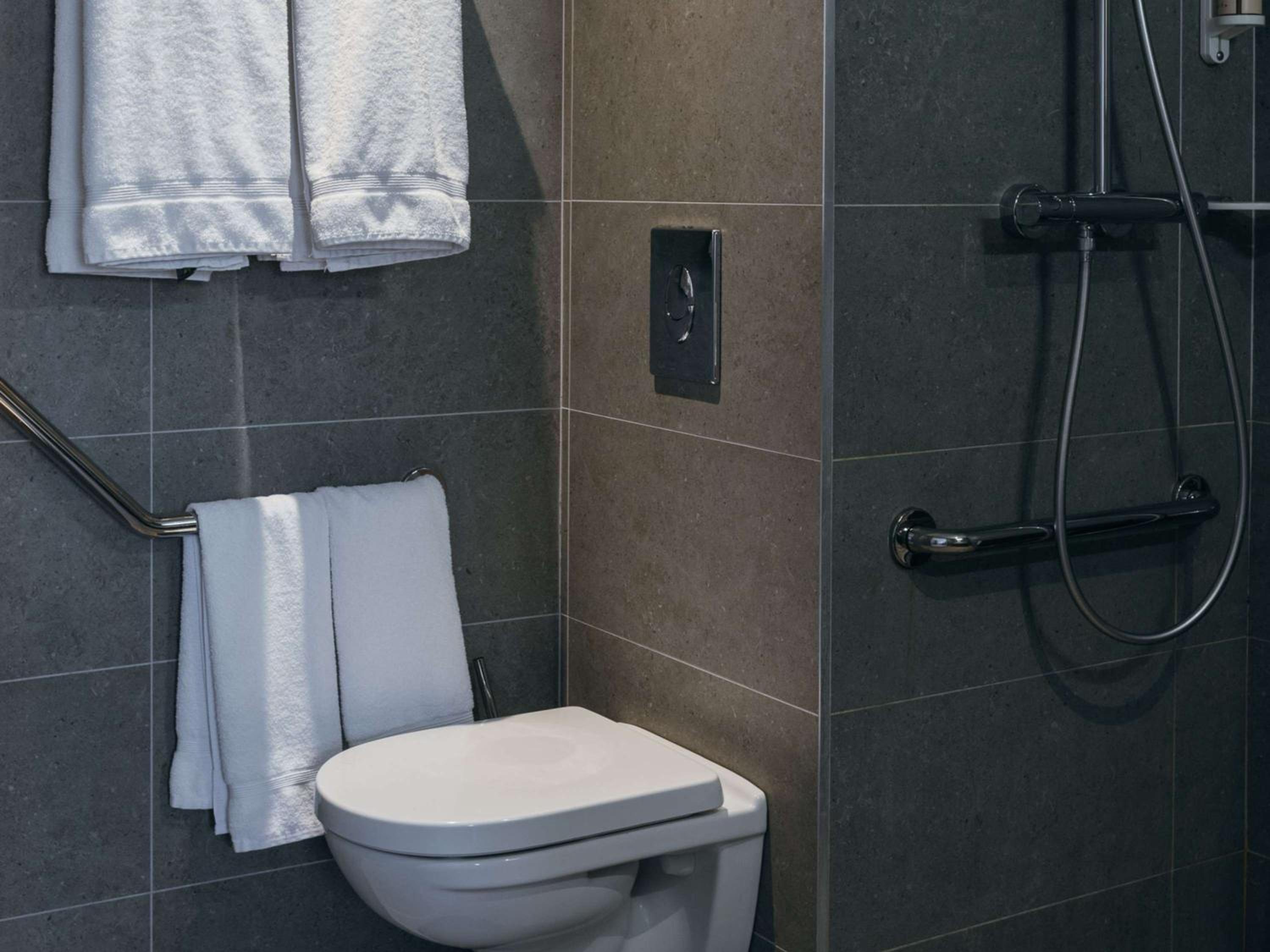 Classic Queen Room - Accessible - Photo 7