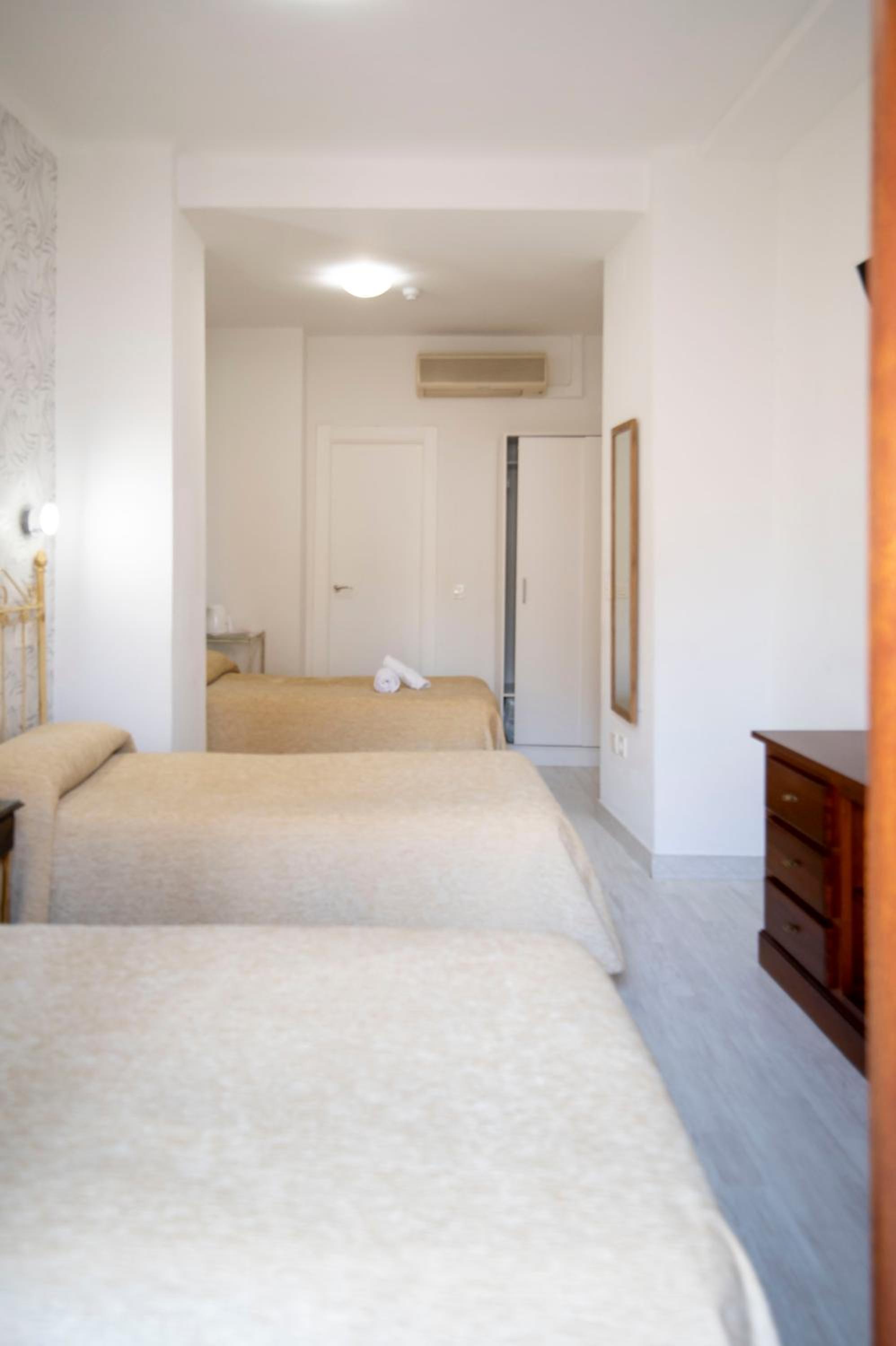 Standard Triple Room - Photo 1