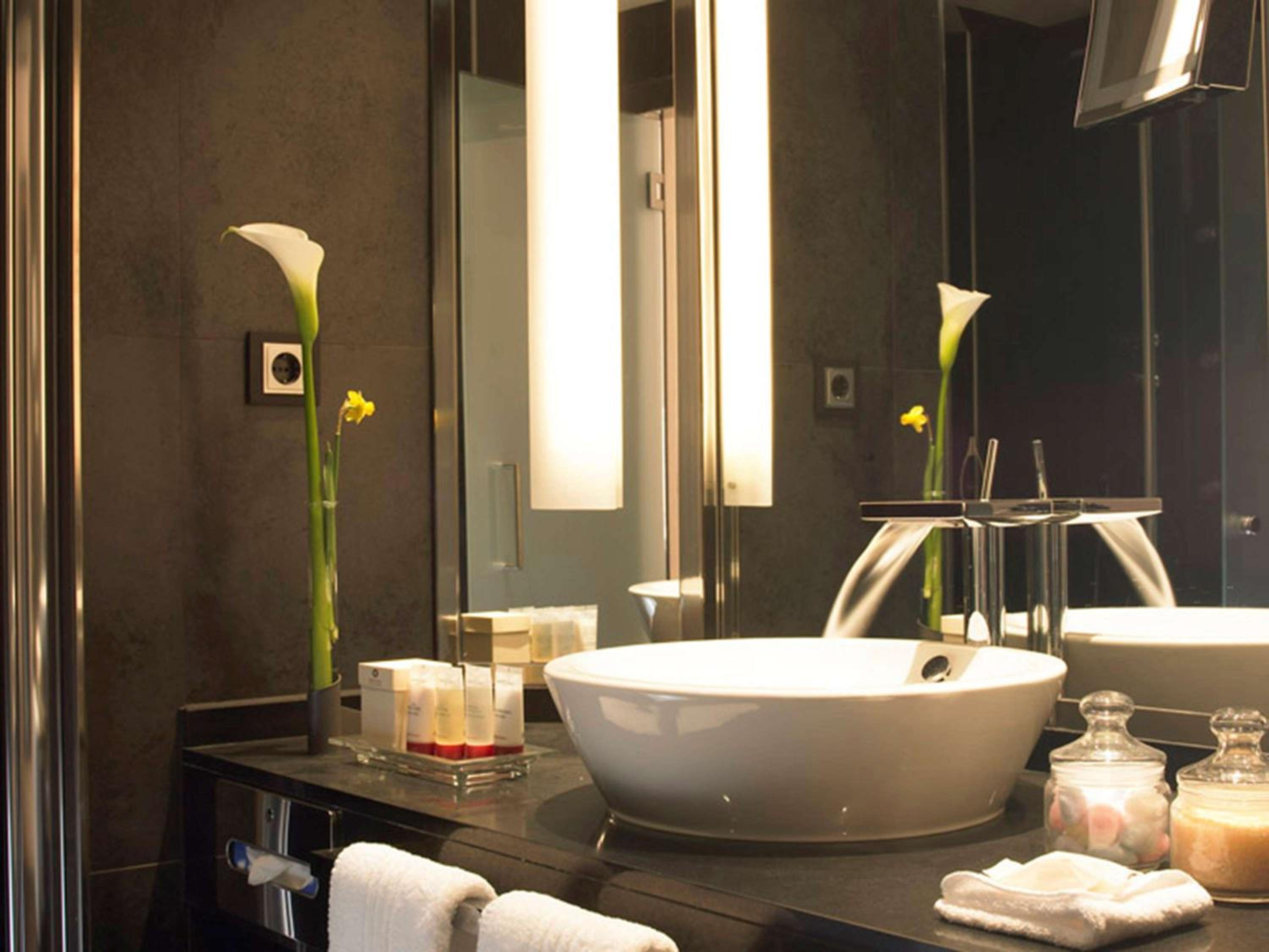 Premium Room with One Double Bed and One Single Bed 