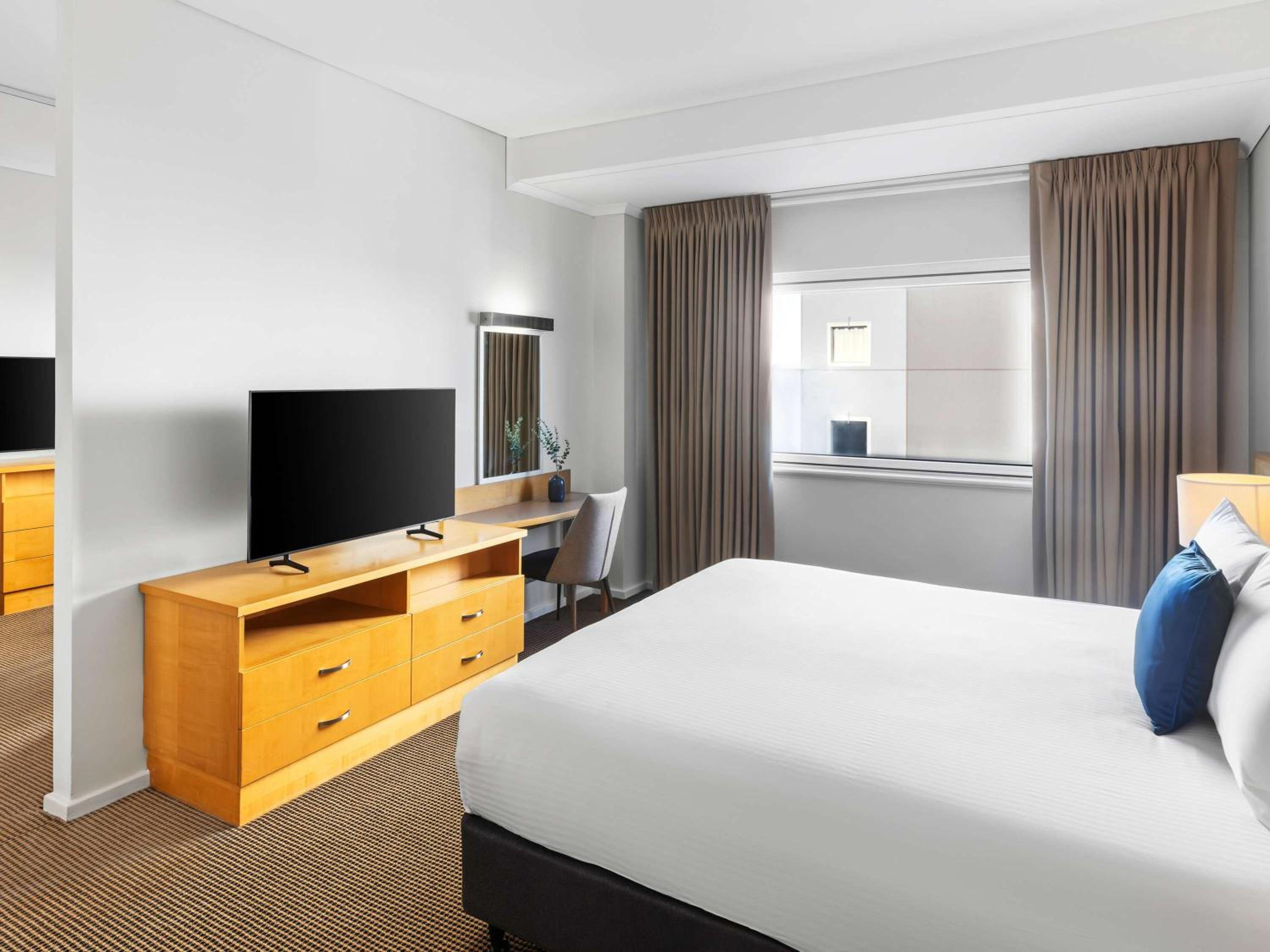 Executive Suite - Photo 6