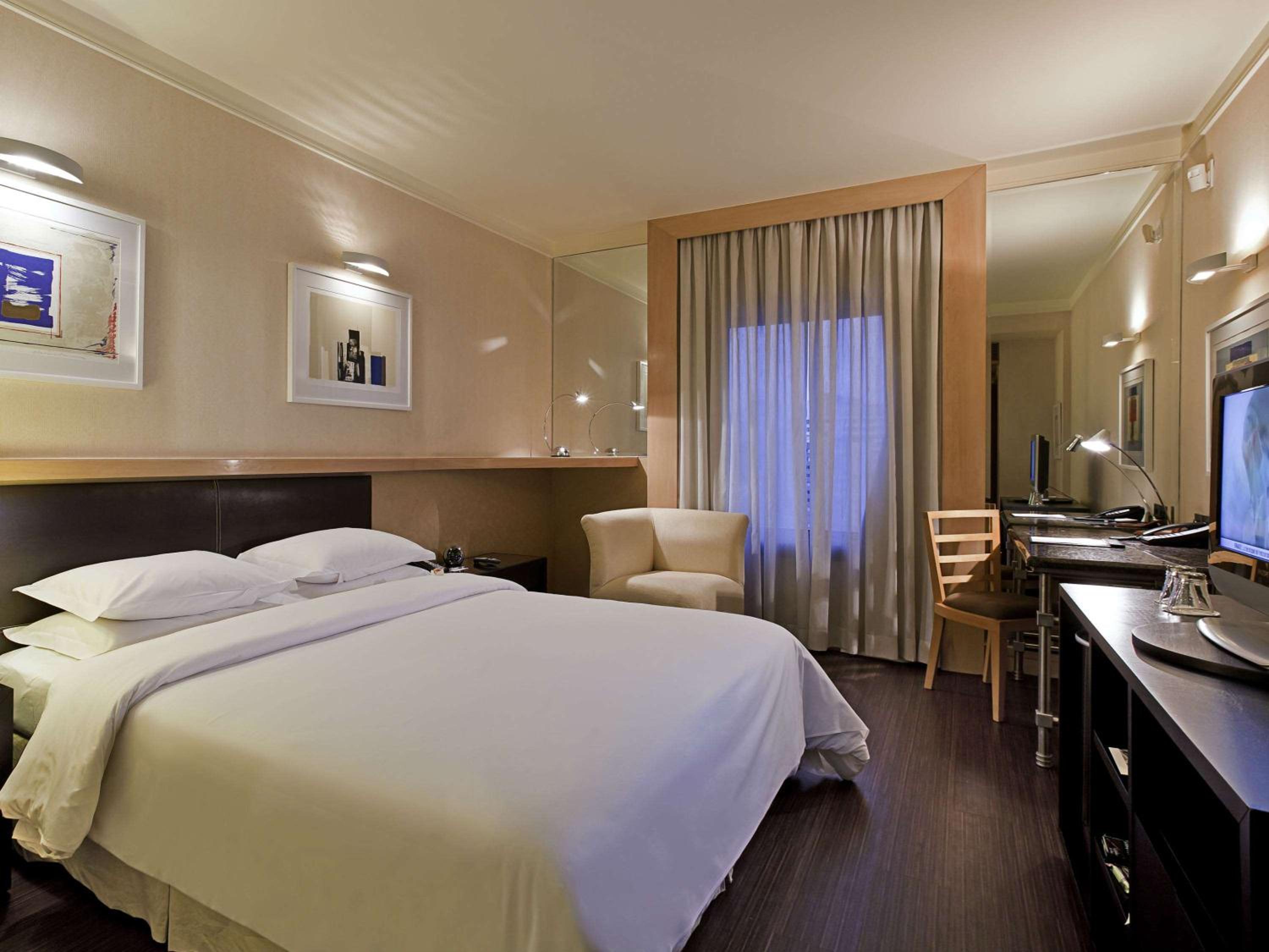Superior Room with One Queen Bed - City View
