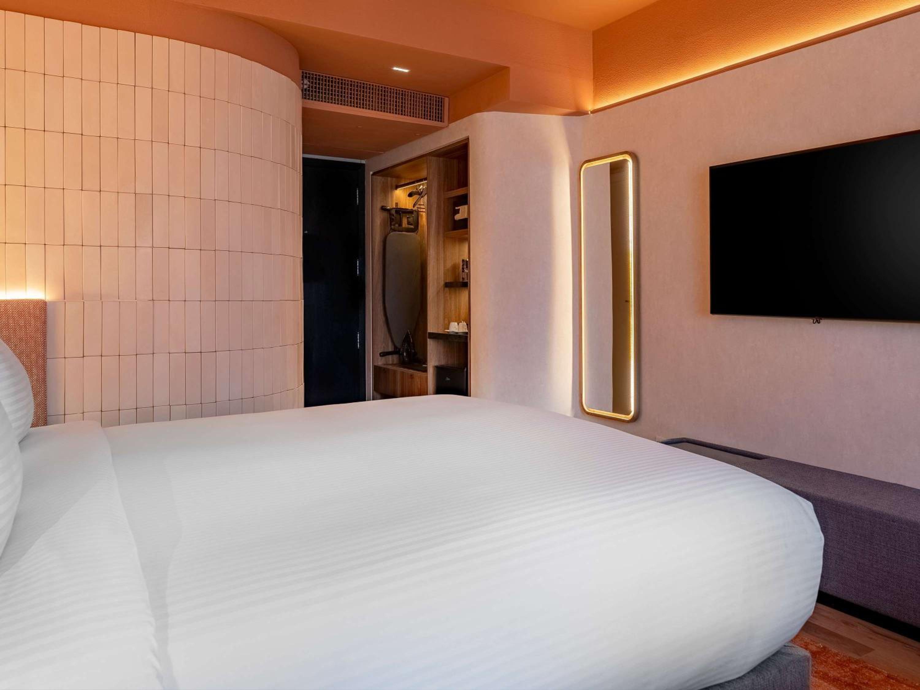 Premium Executive Room with Park View - Photo 10