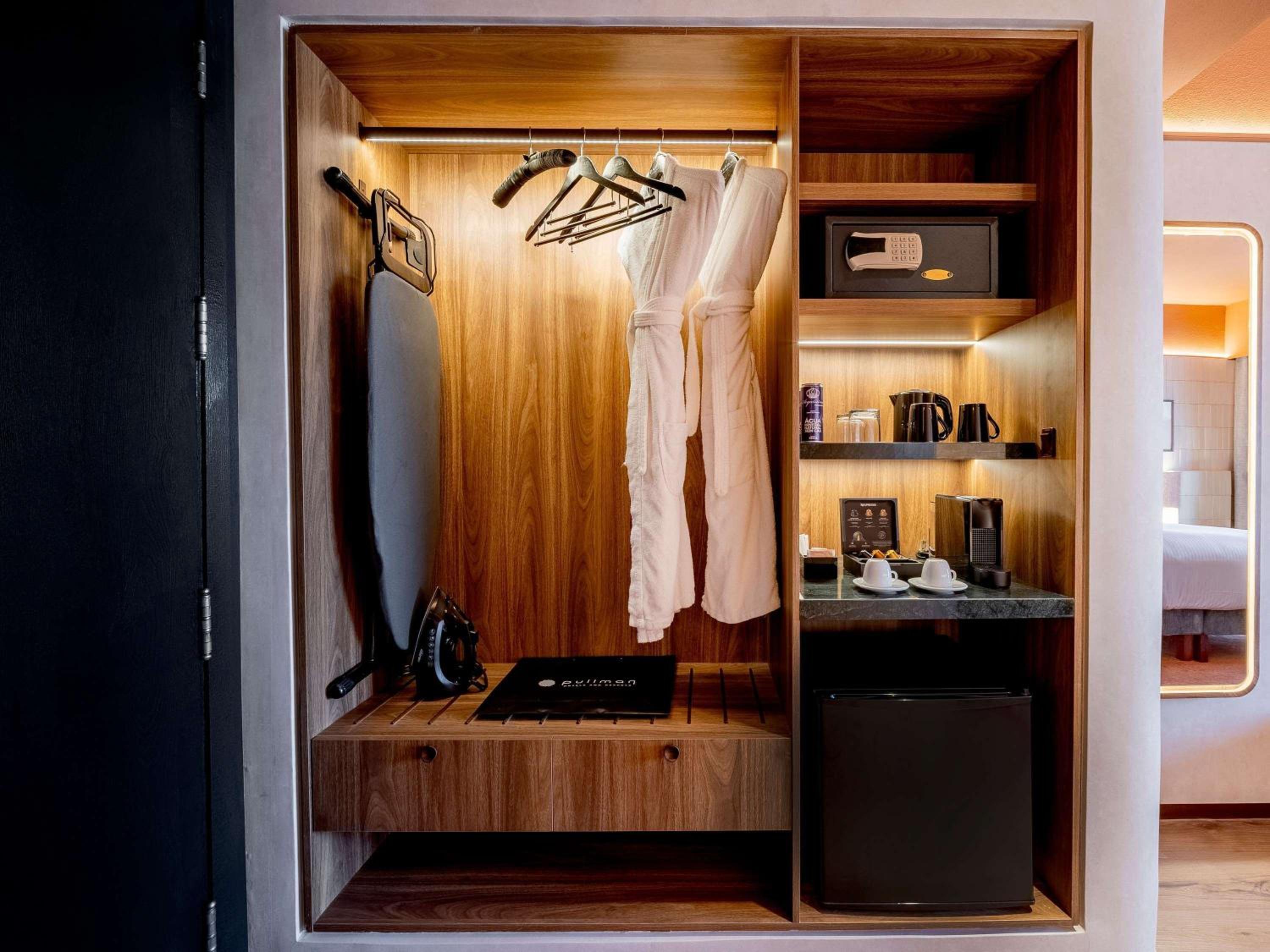 Premium Executive Room with Park View - Photo 9