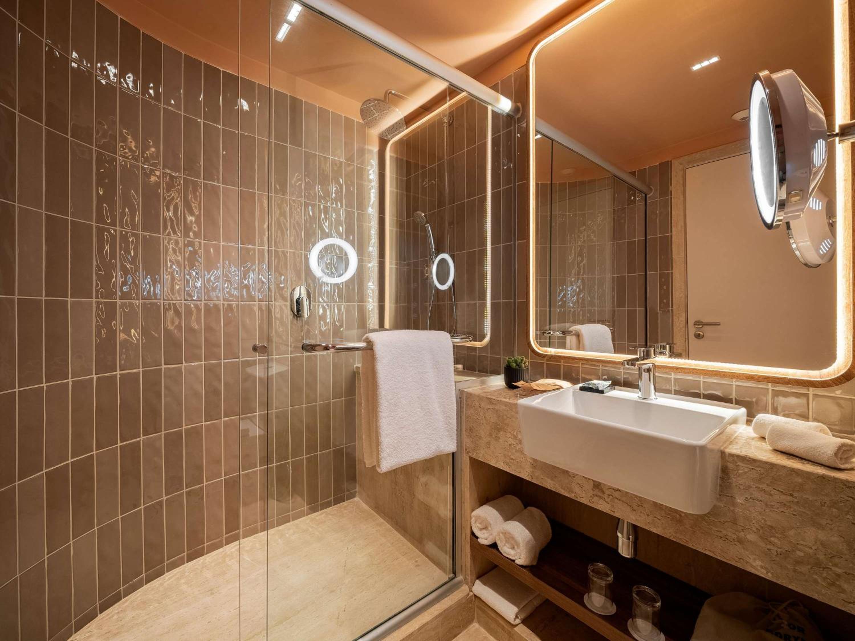 Premium Executive Room with City View thumbnail 6