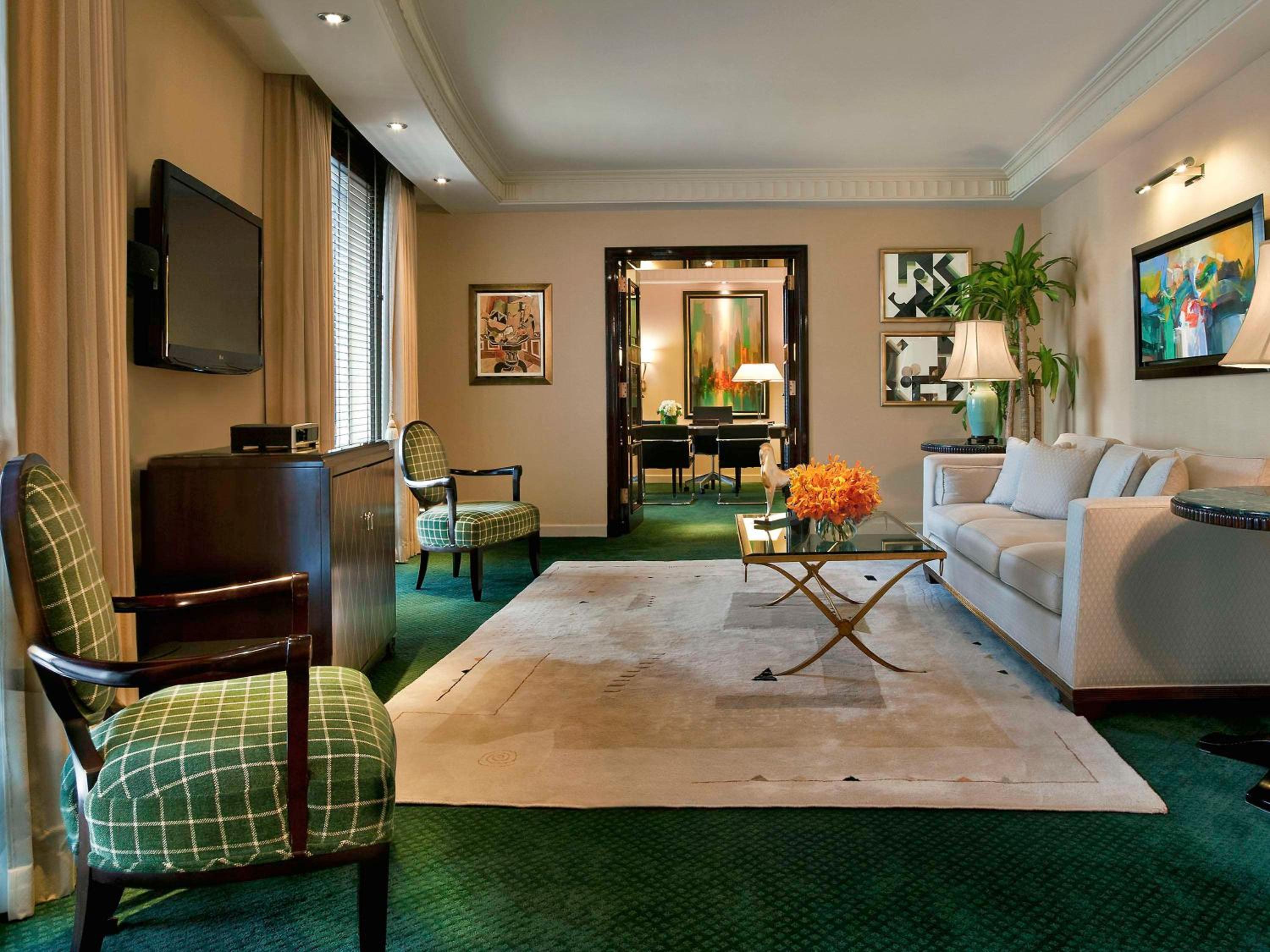 Penthouse Suite 1 King Bedroom on 28th floor, Living & Dining Rooms, Kitchenette