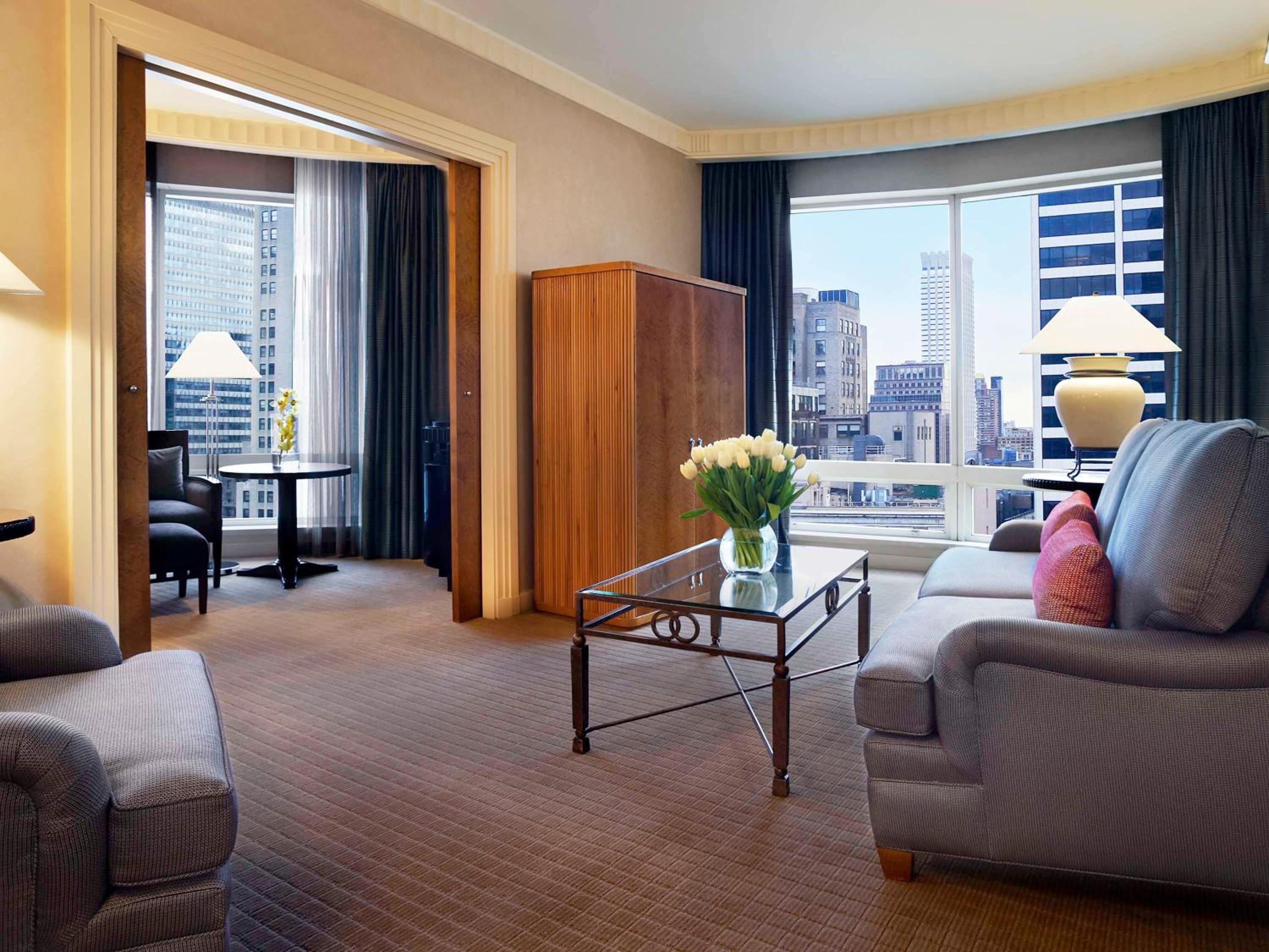 Signature Iconic Building View 19th floor and up 1 Bedroom King Suite