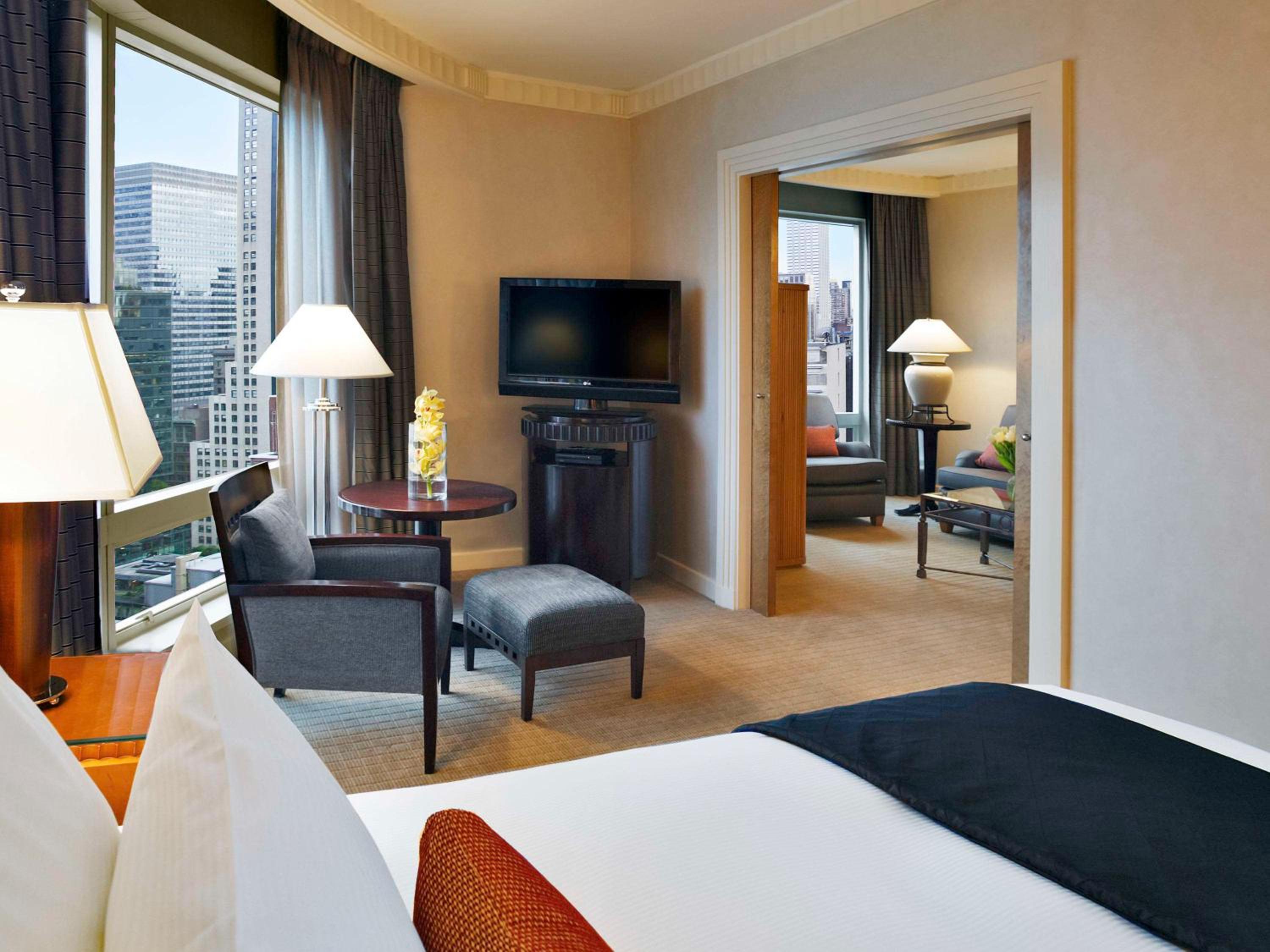 Signature Iconic Building View 19th floor and up 1 Bedroom King Suite