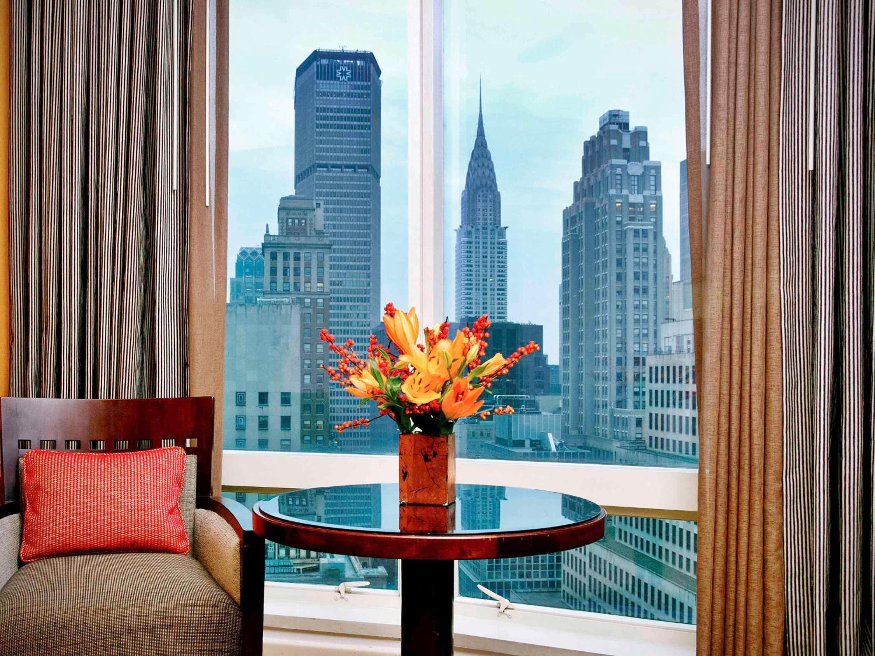 Signature Iconic Building View 19th floor and up 1 Bedroom King Suite