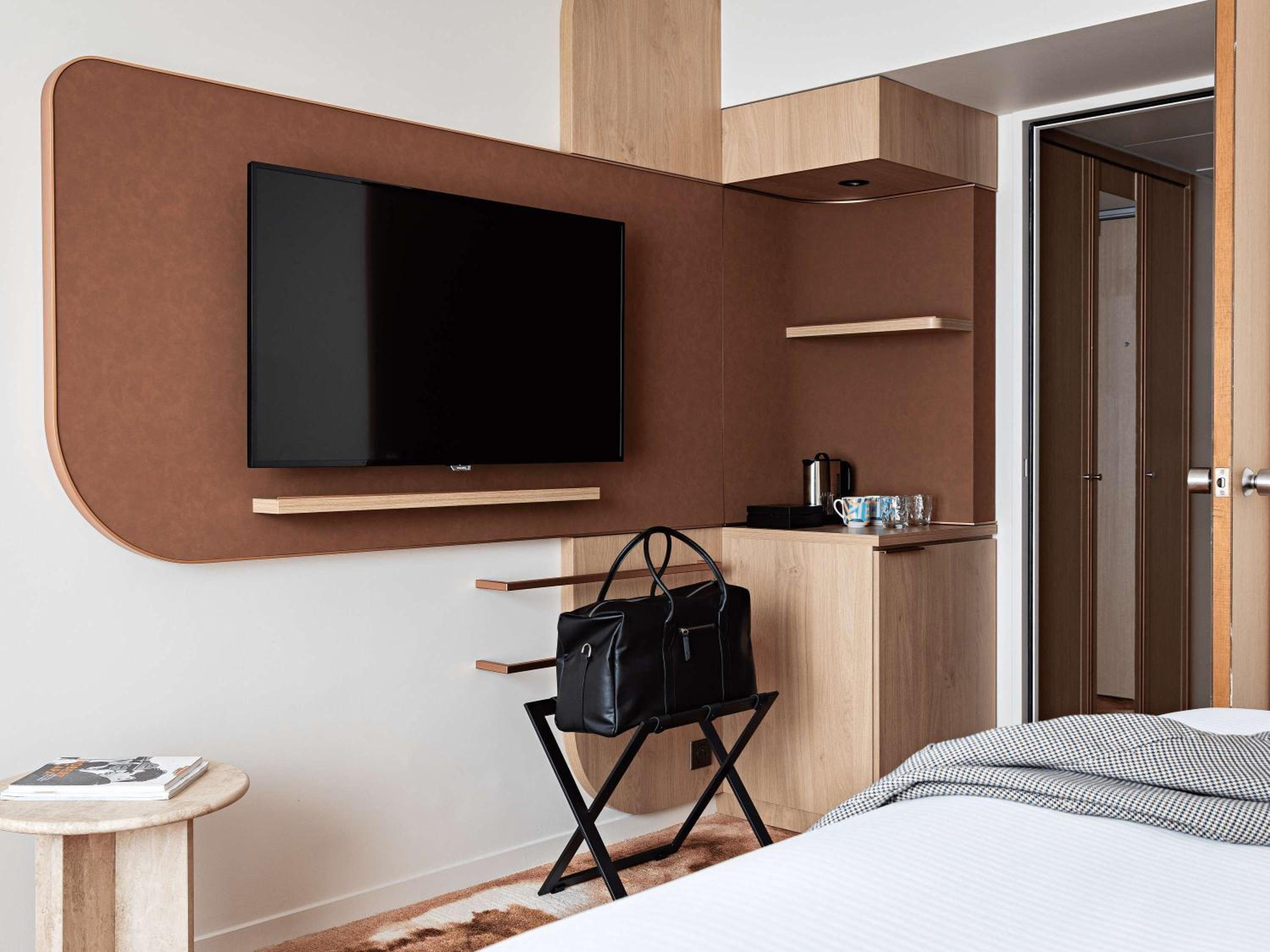 Superior Room with King Bed and Children Sofa Bed - Photo 11