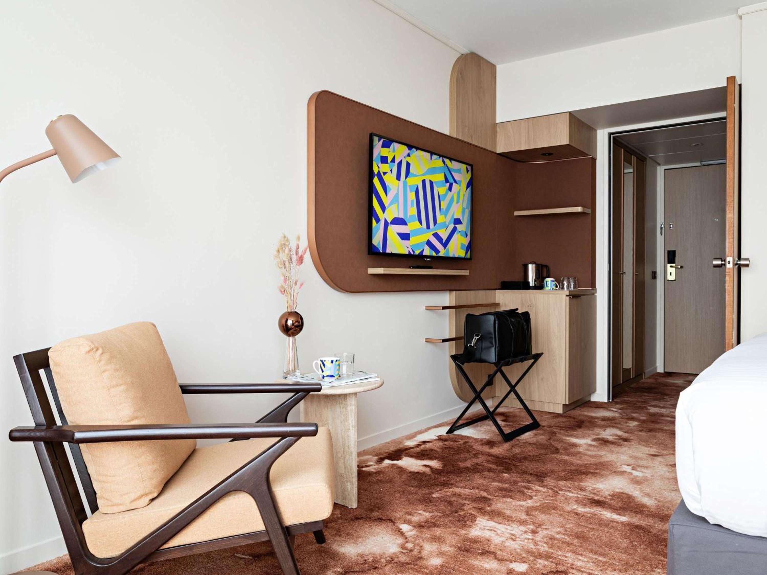 Superior Room with King Bed and Children Sofa Bed - Photo 10