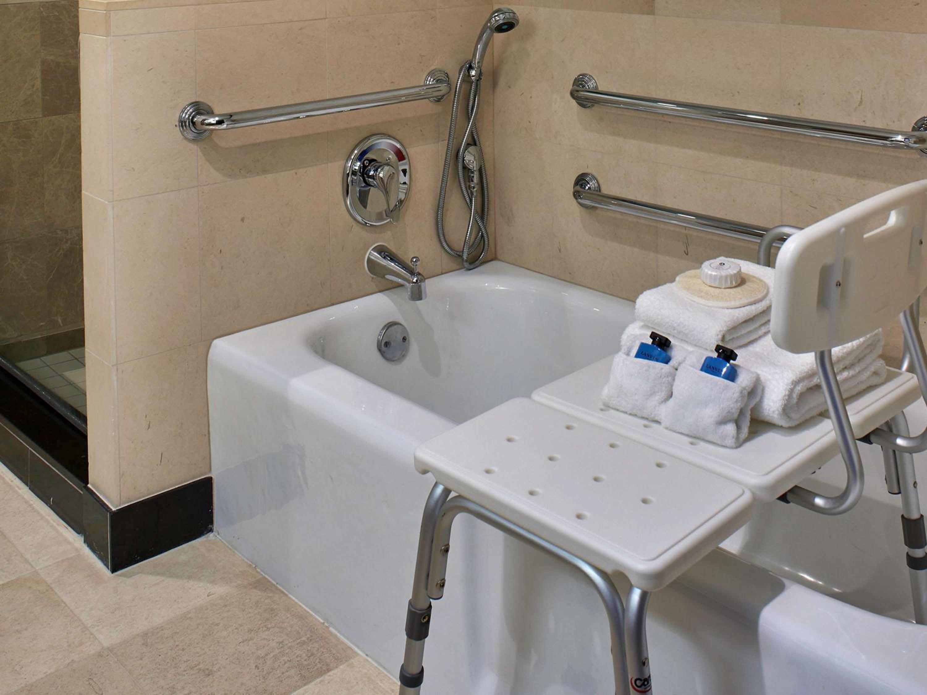 Superior King Room with Bath Tub - Mobility Accessible - Photo 2