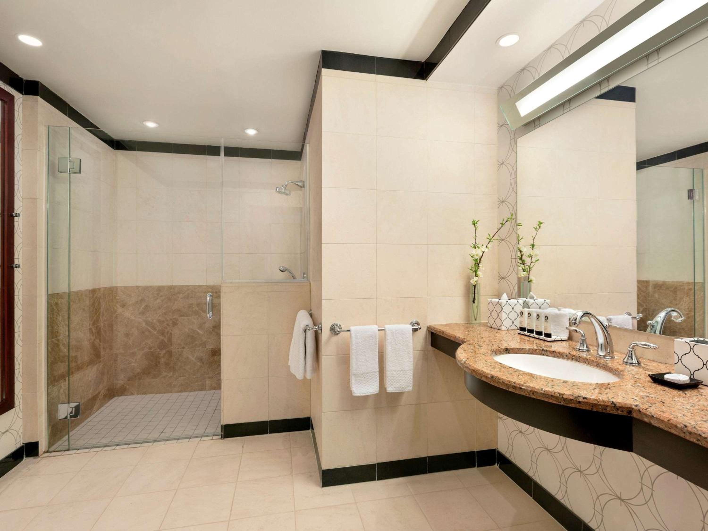 Superior King Room with Roll-In Shower - Mobility Accessible - Photo 3