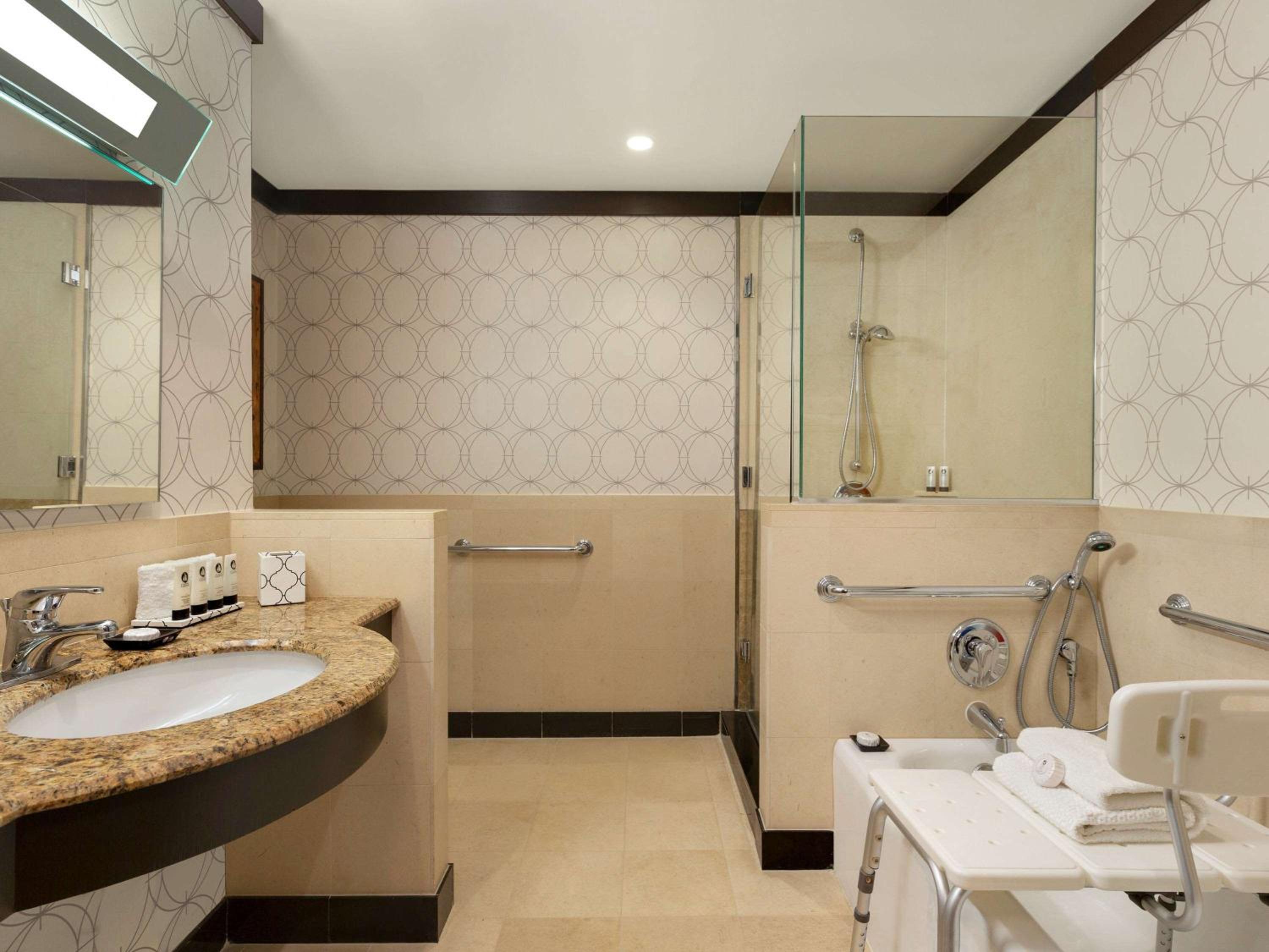 Superior King Room with Bath Tub - Mobility Accessible - Photo 5