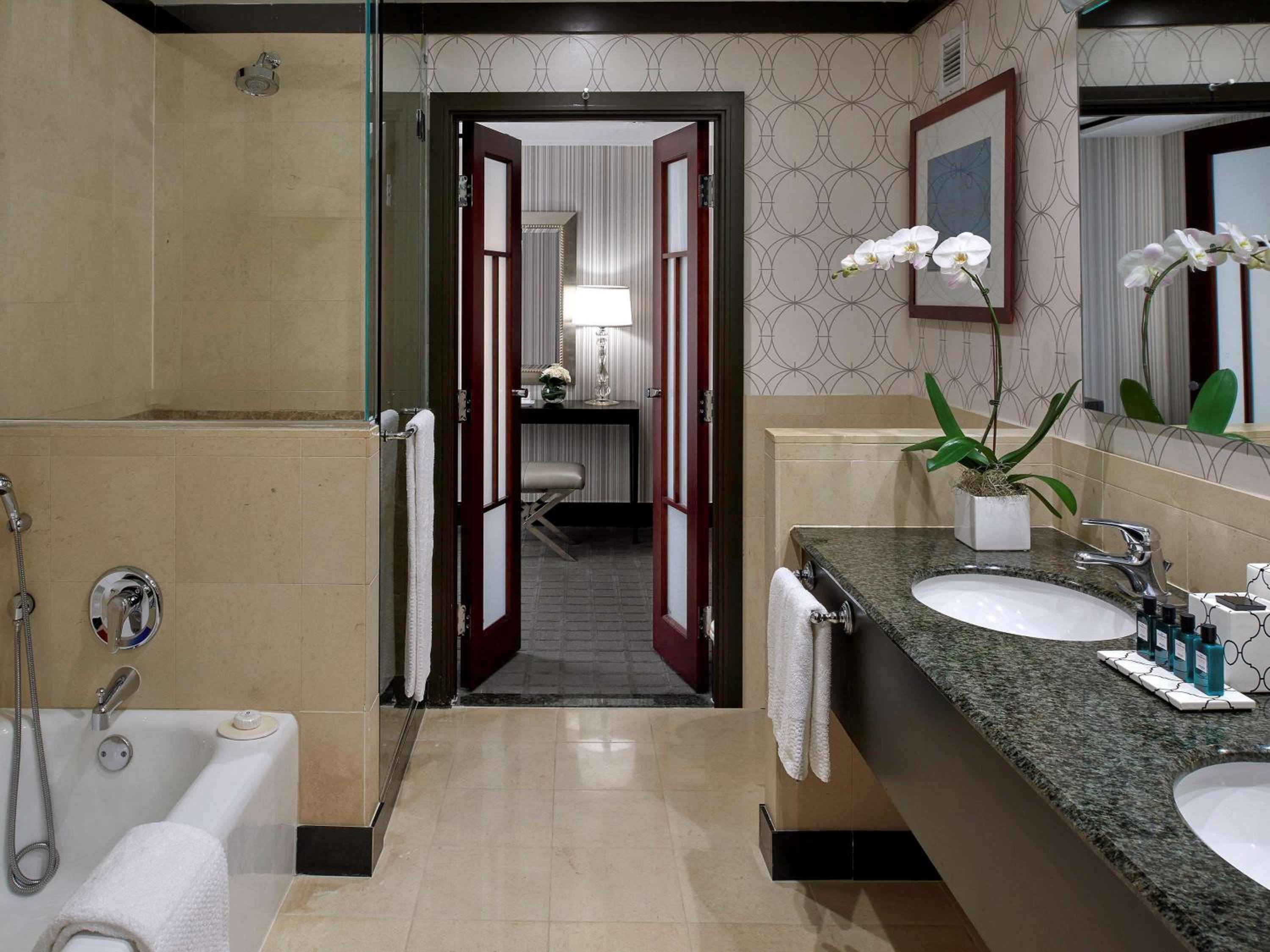 Prestige King Suite - Corner Room - Photo 12