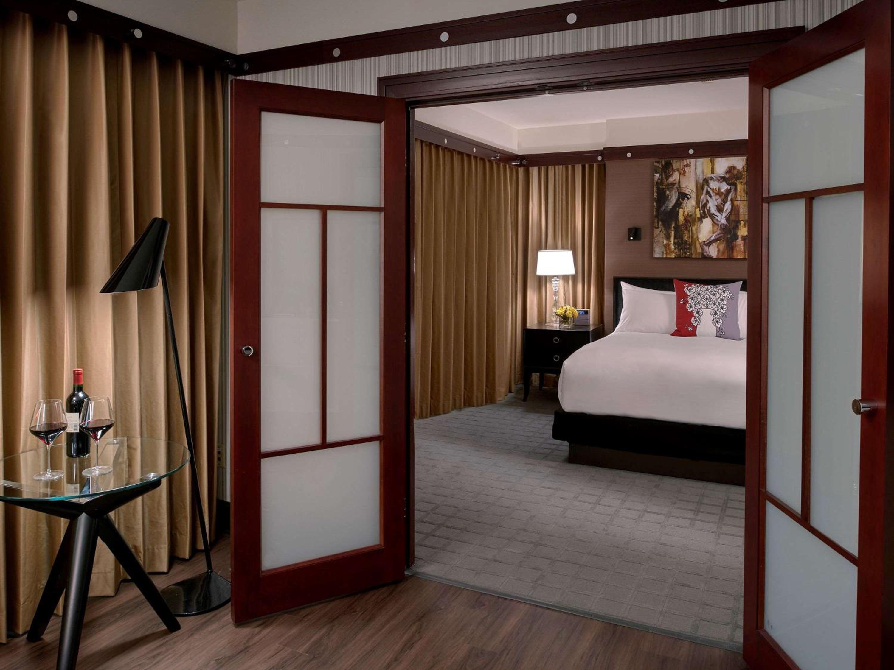 Prestige One-Bedroom Corner King Suite with Roll-In Shower and Sofa Bed - Mobility Accessible - Photo 1