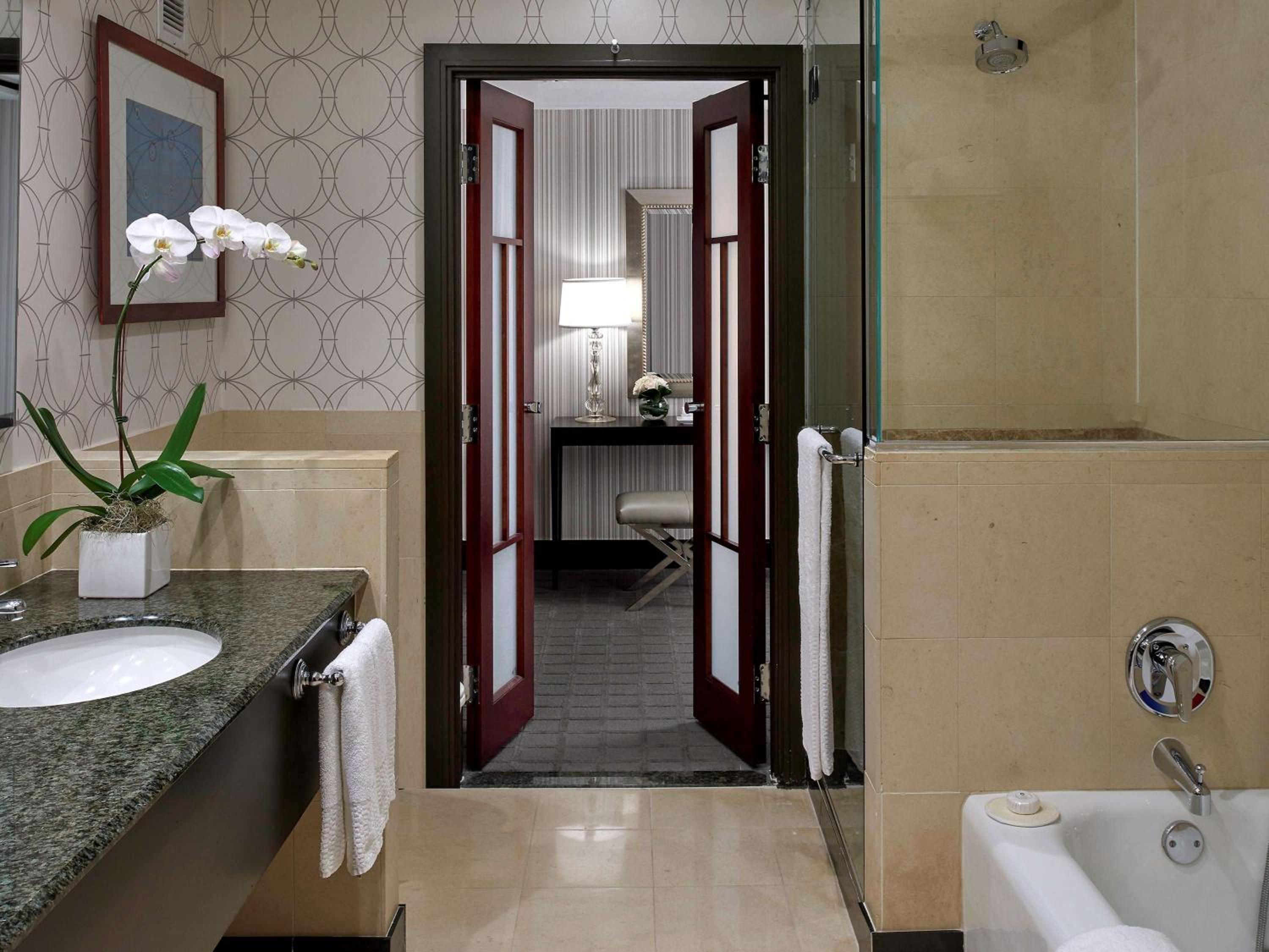 Luxury King Suite - Photo 8