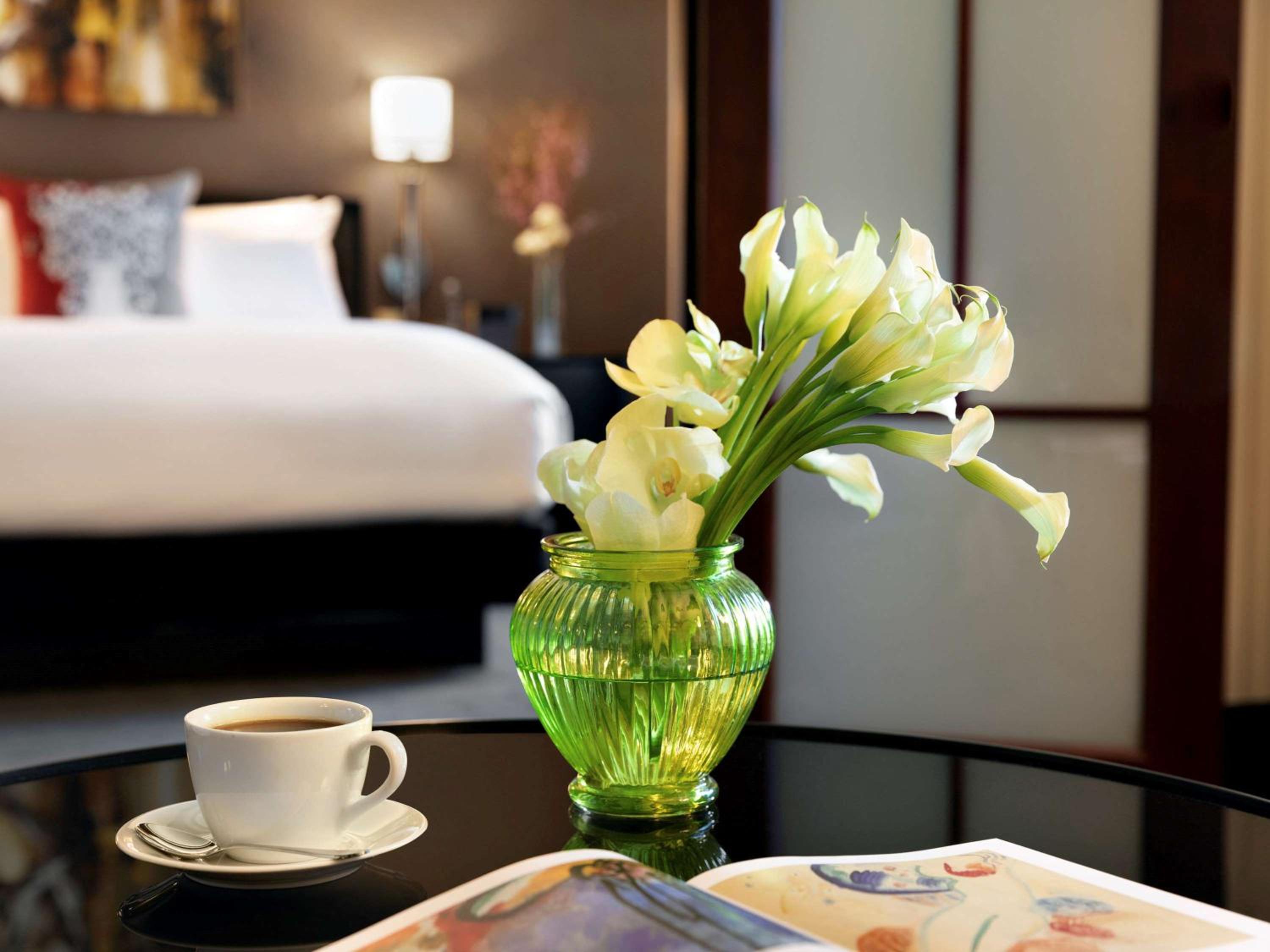 Luxury One-Bedroom King Sute with Roll-In Shower and Sofa Bed - Mobility Accessible - Photo 5