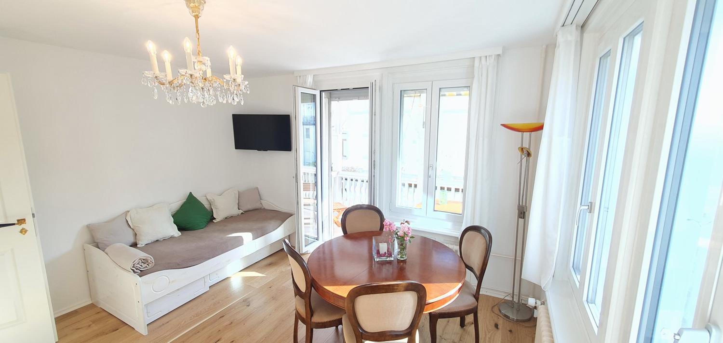 Three-Bedroom Apartment with Balcony photo 3