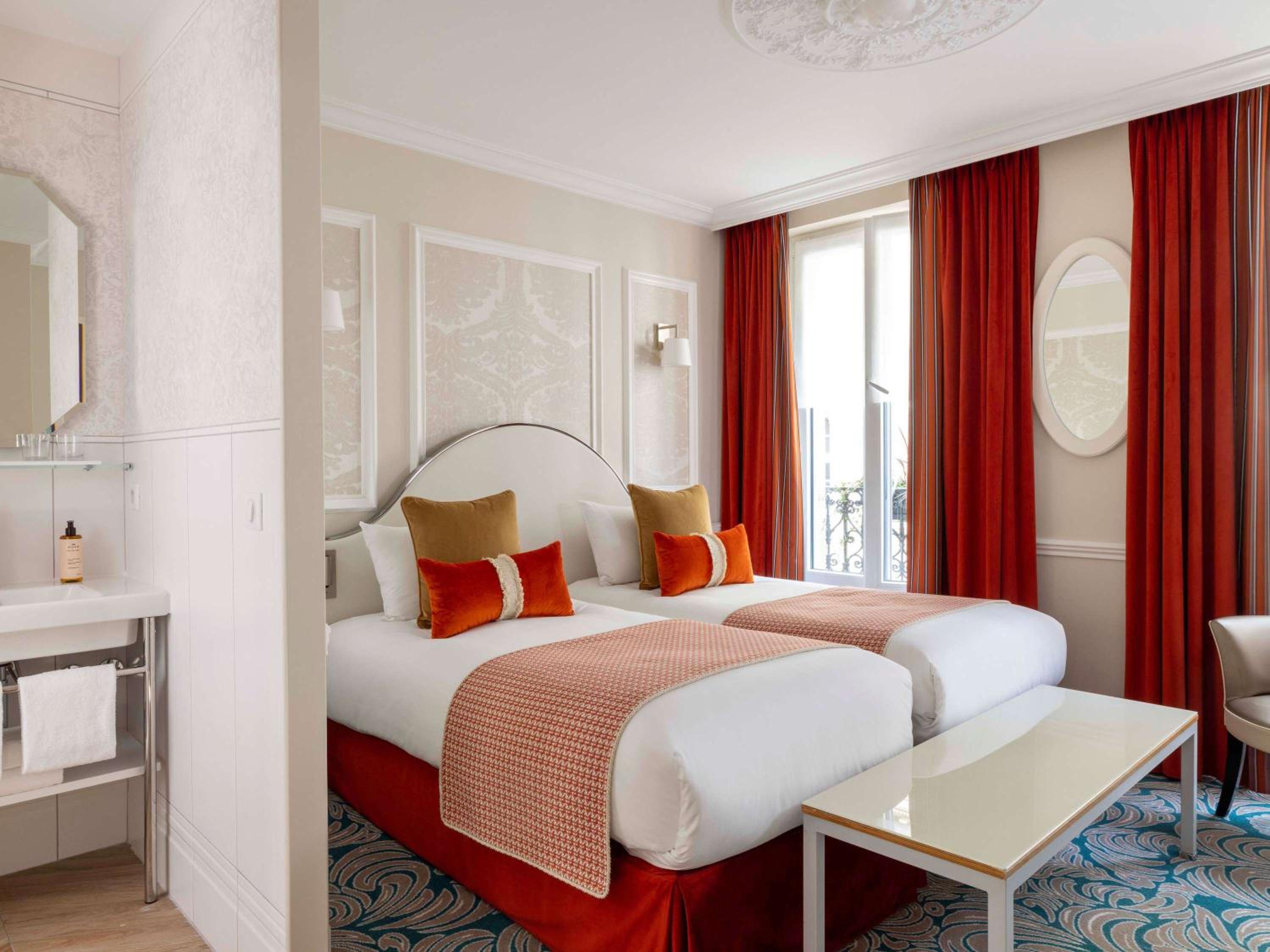 Standard Double Room thumbnail 6