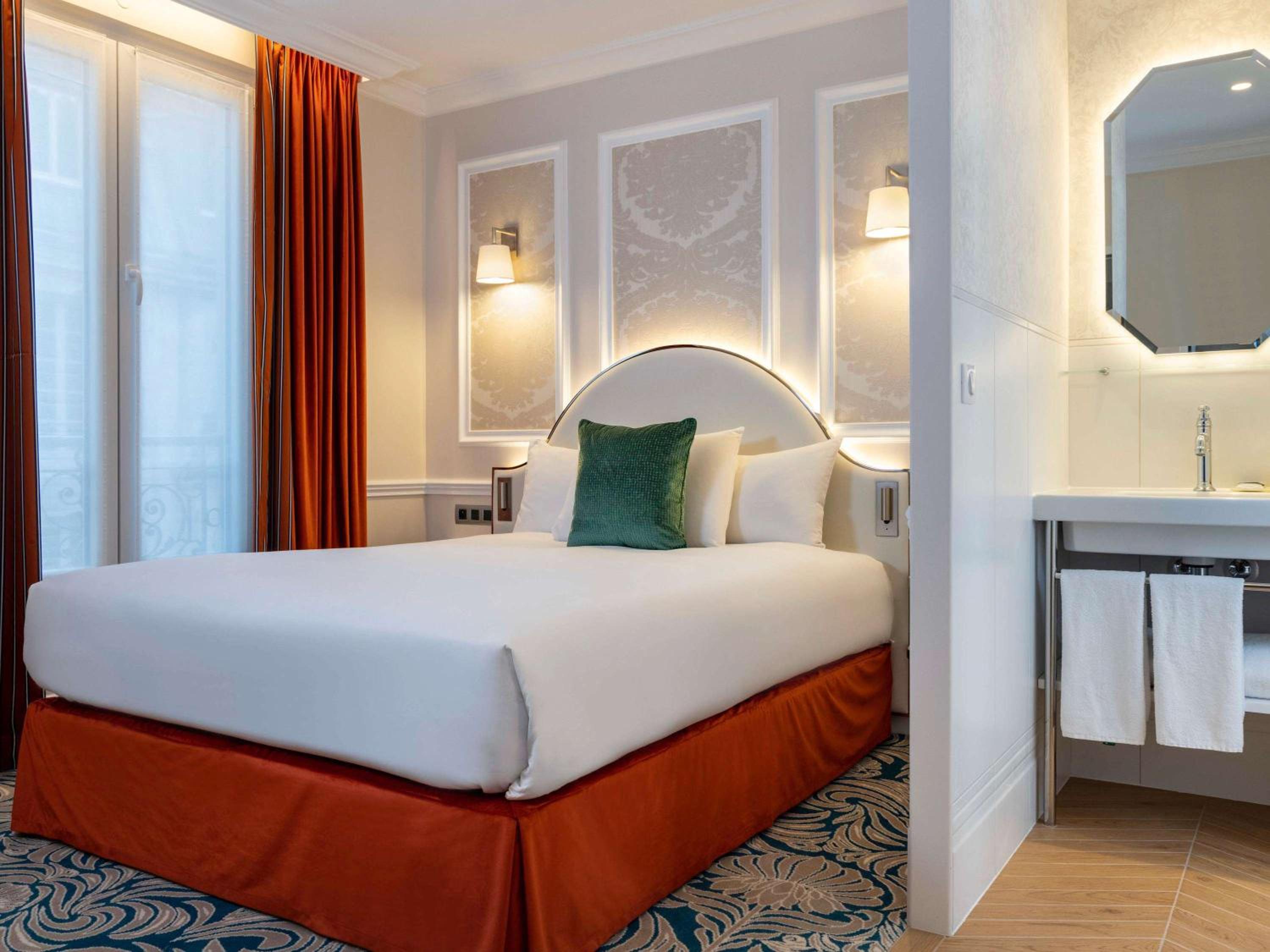 Standard Double Room thumbnail 5