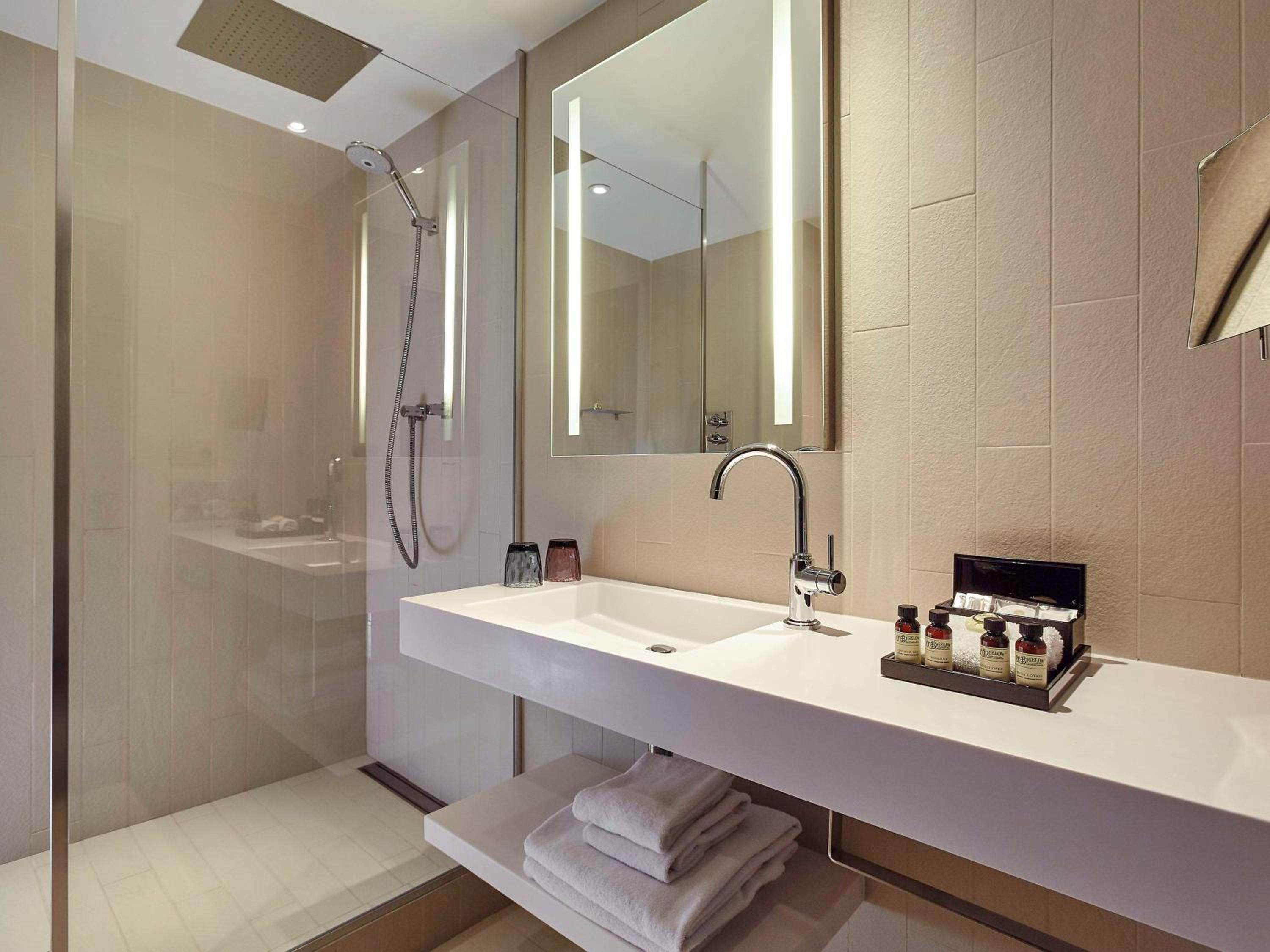 Deluxe King Room with View - Photo 12