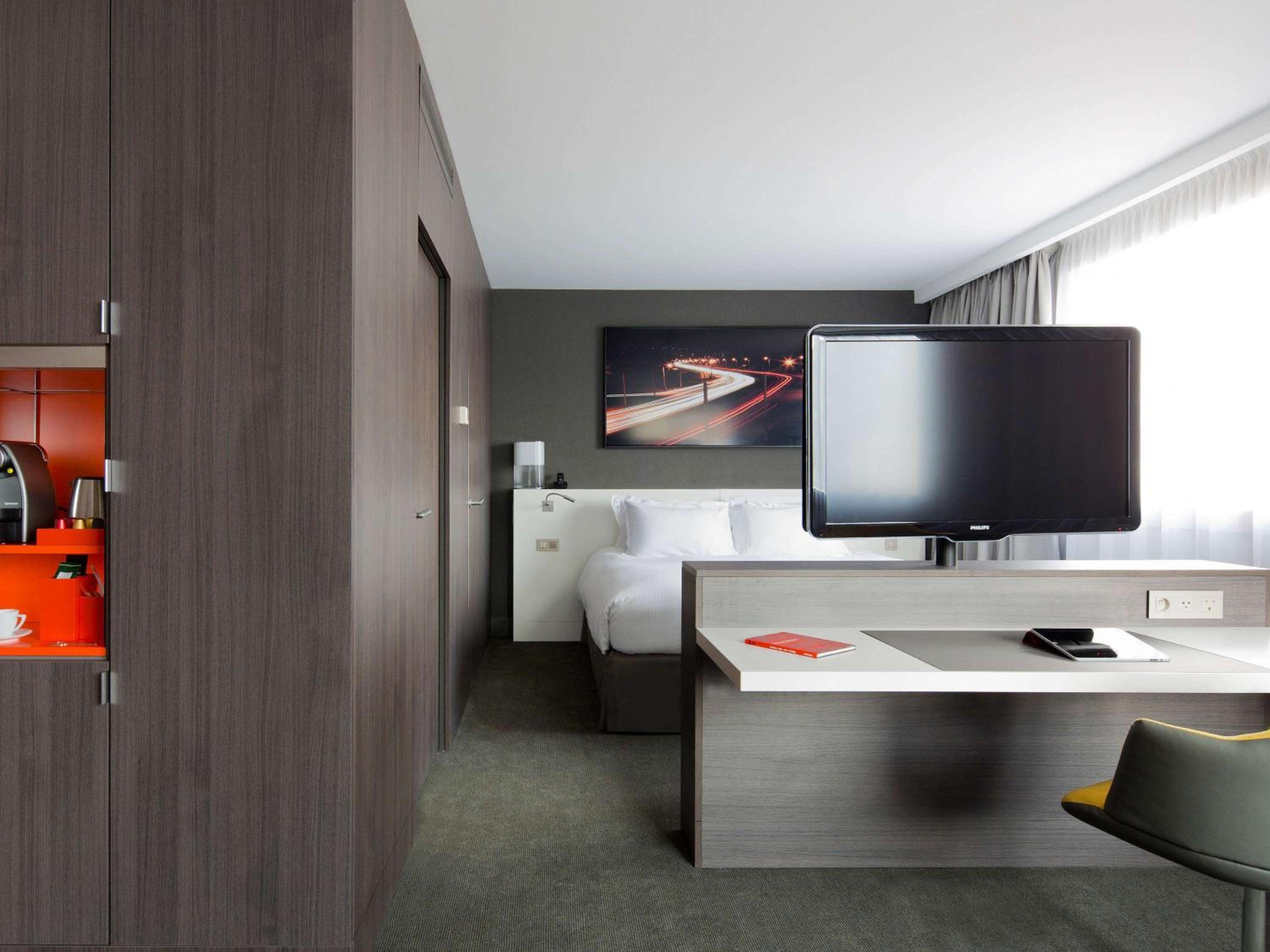 Family Suite with Panoramic View - Photo 12
