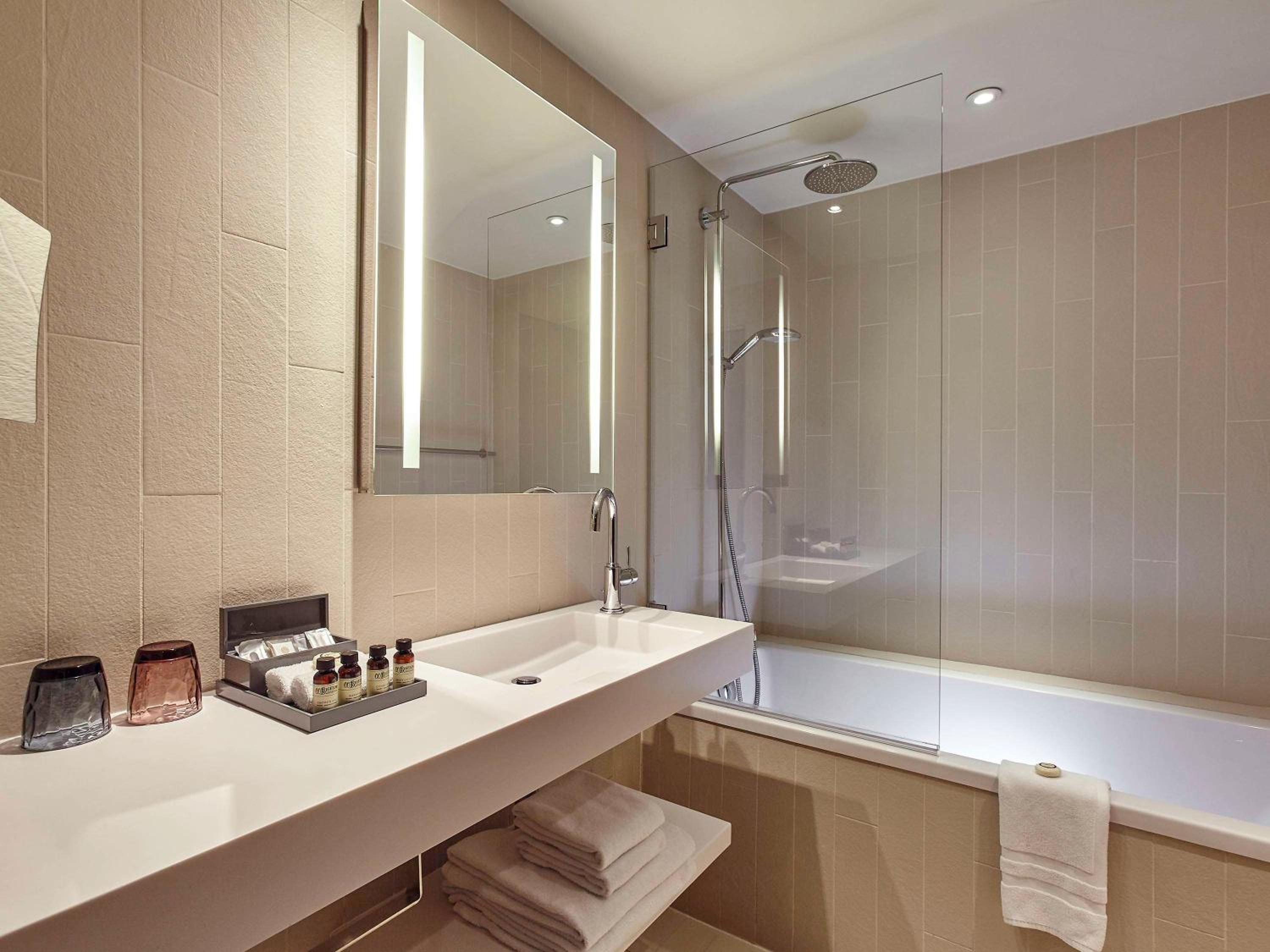 Deluxe King Room with View - Photo 11