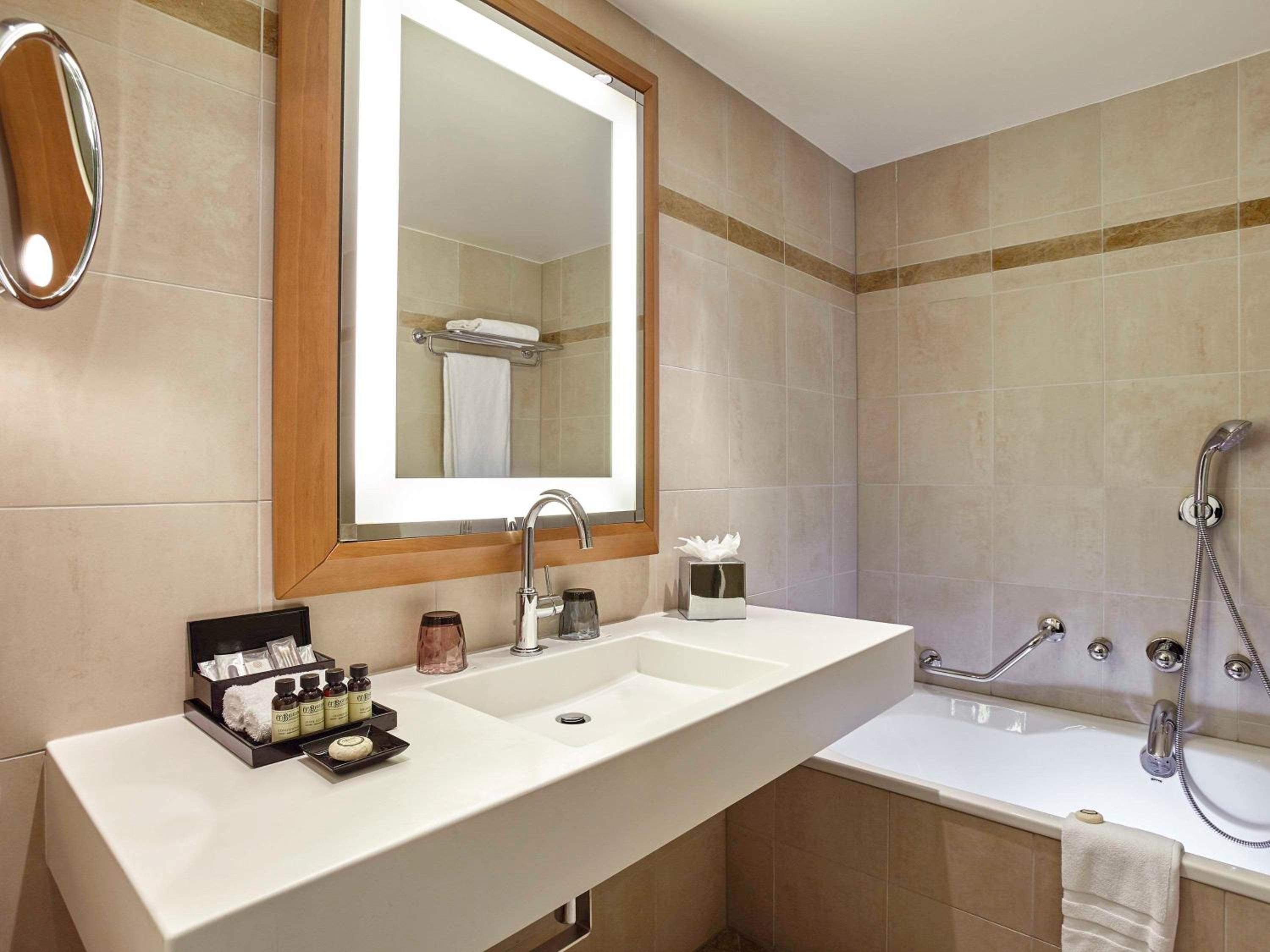 Superior Queen Room with View - Photo 8