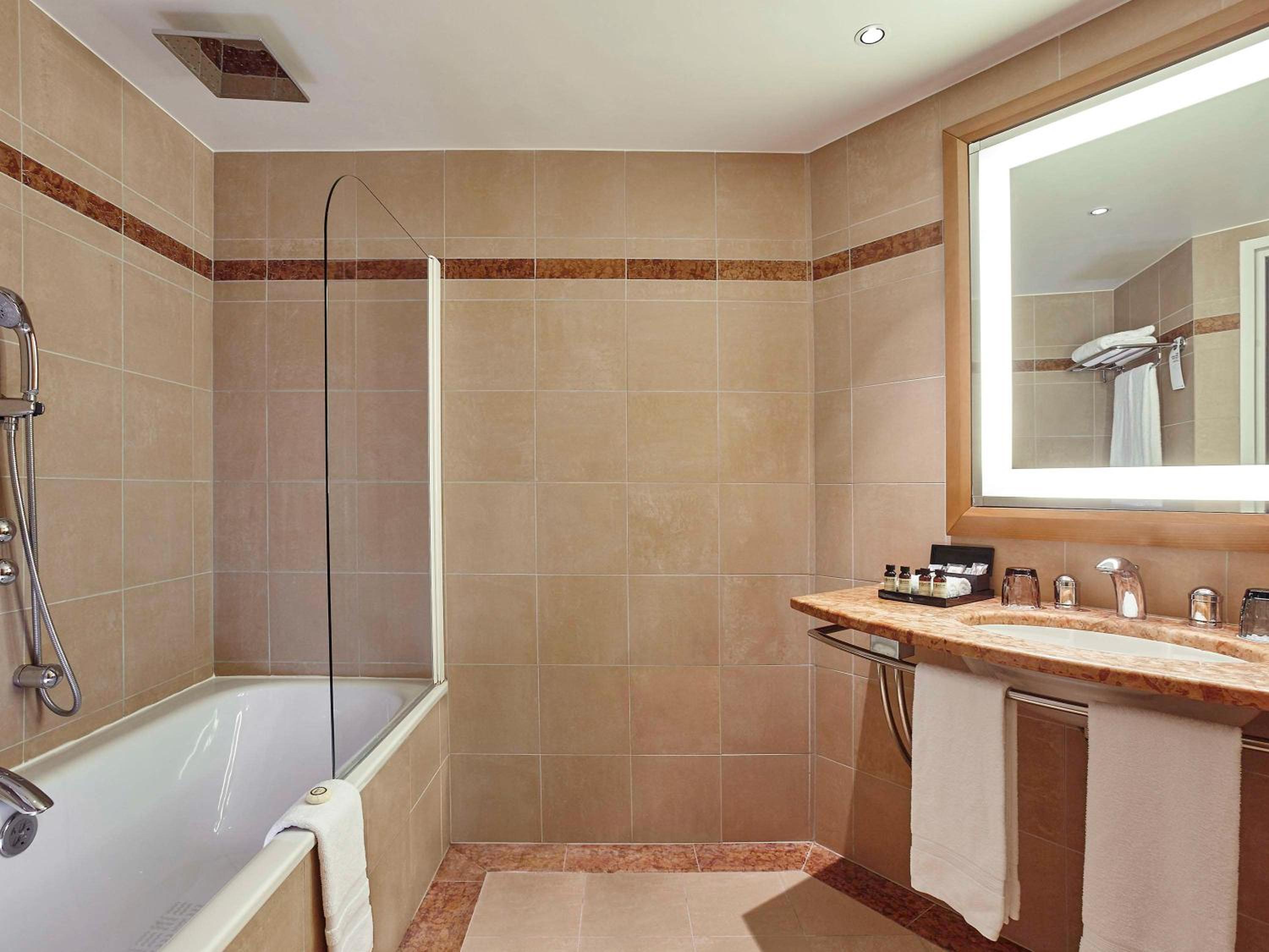 Classic Queen Room with View - Photo 10