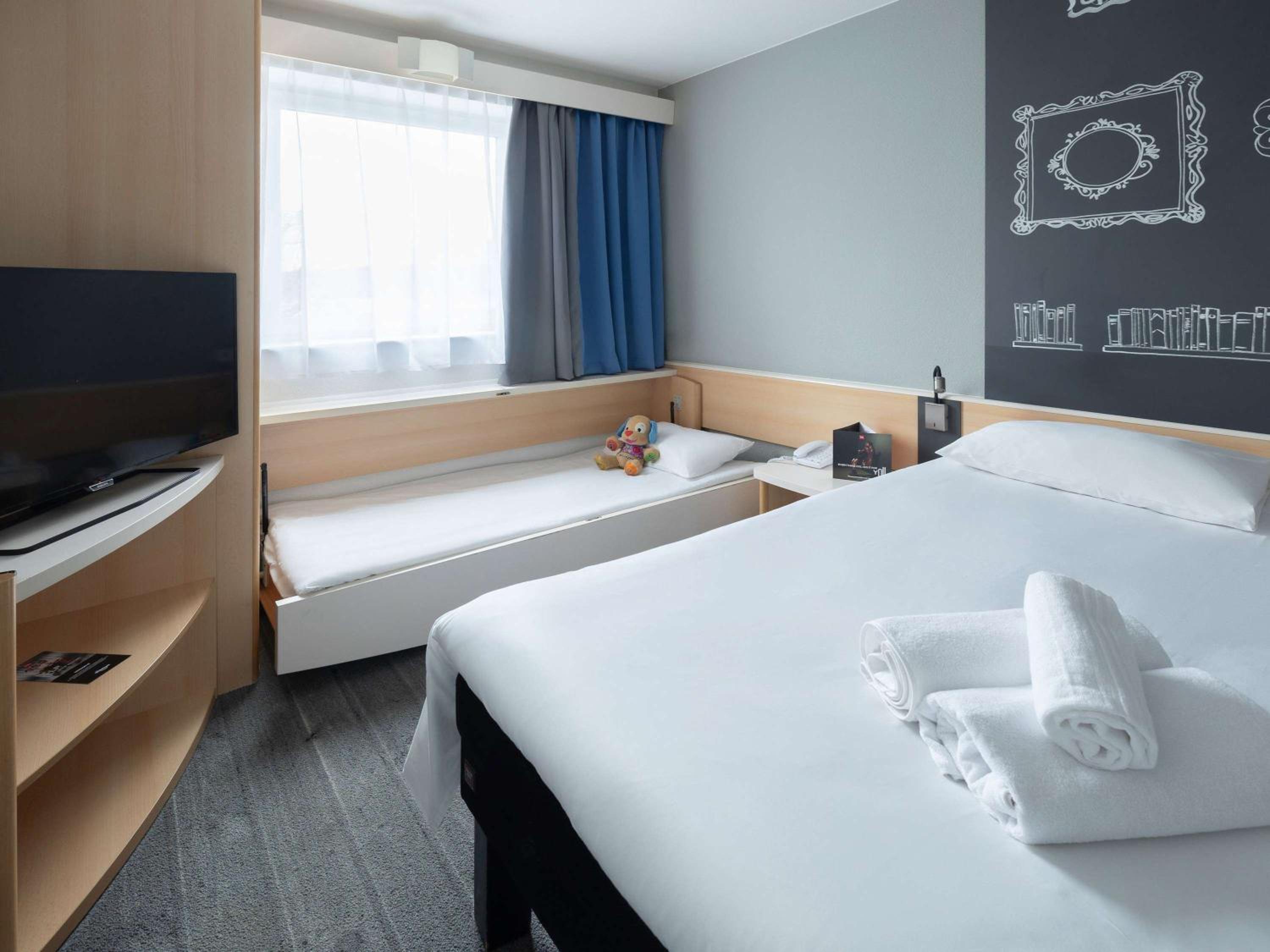 Standard Family Room with One Double Bed and One Single Bed - Photo 3