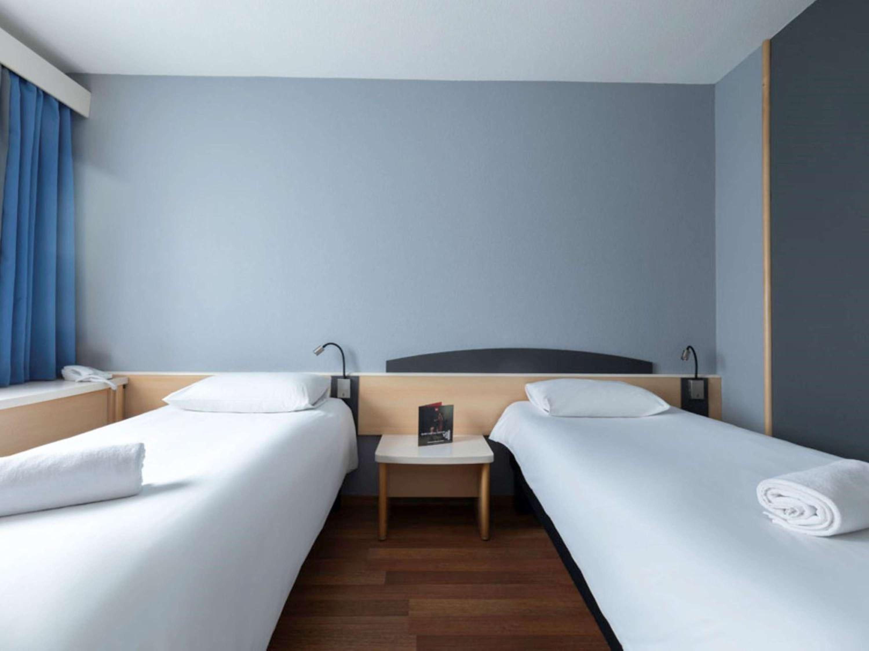 Standard Twin Room - Photo 1