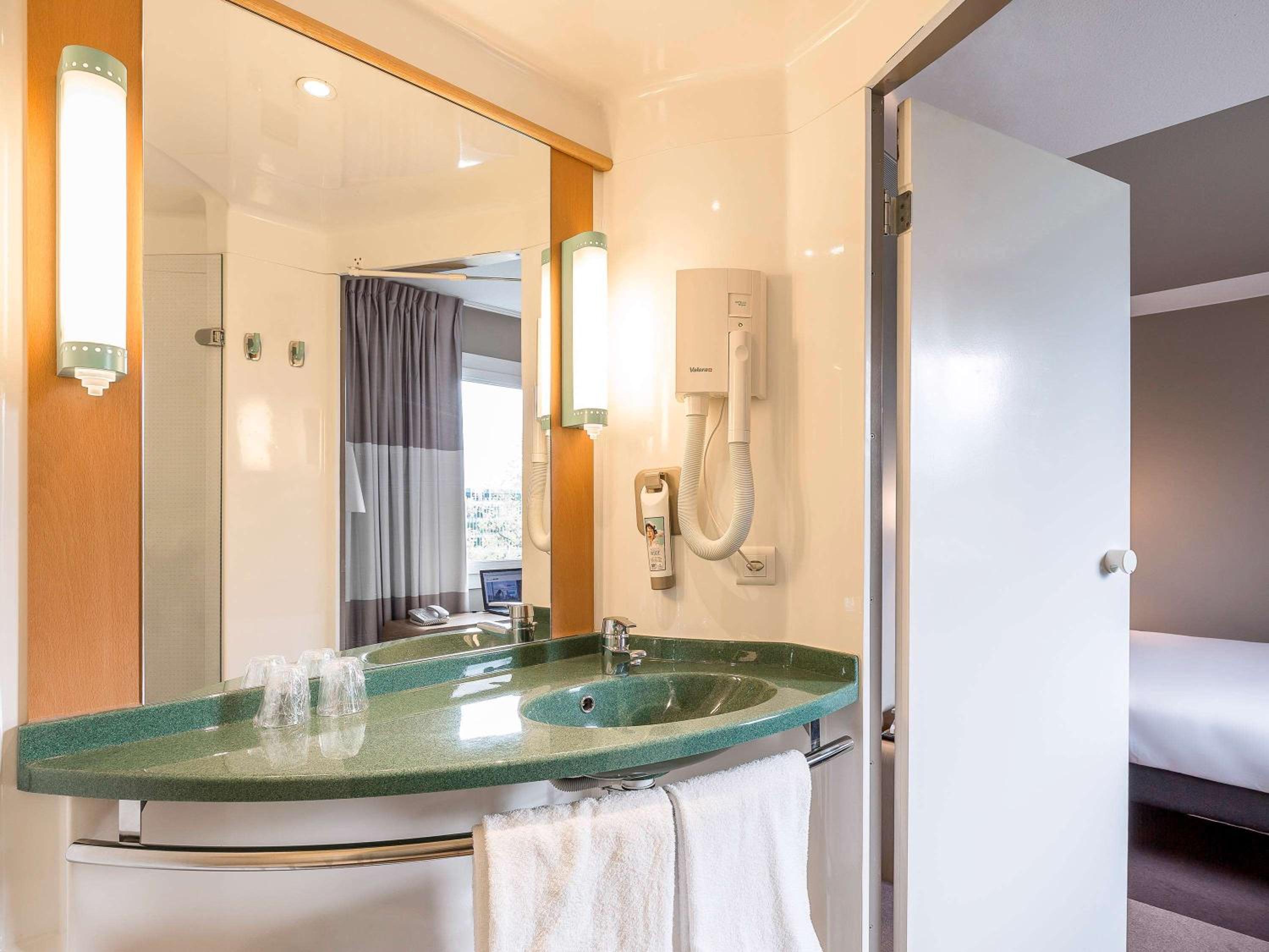 Standard Twin Room - Photo 20