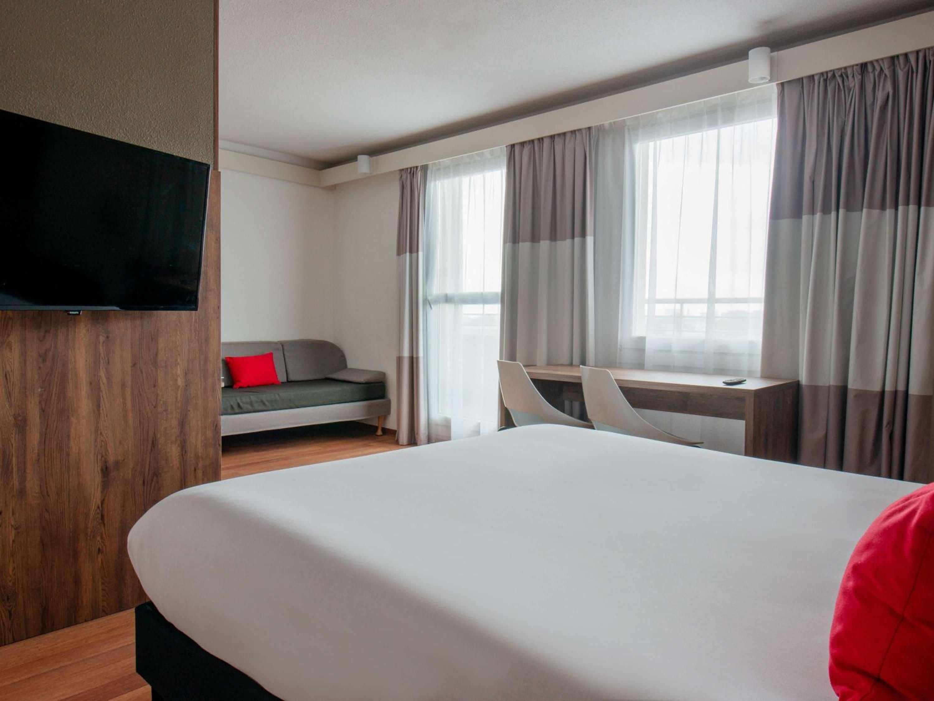 Junior Suite with One Double Bed and Balcony - Photo 4